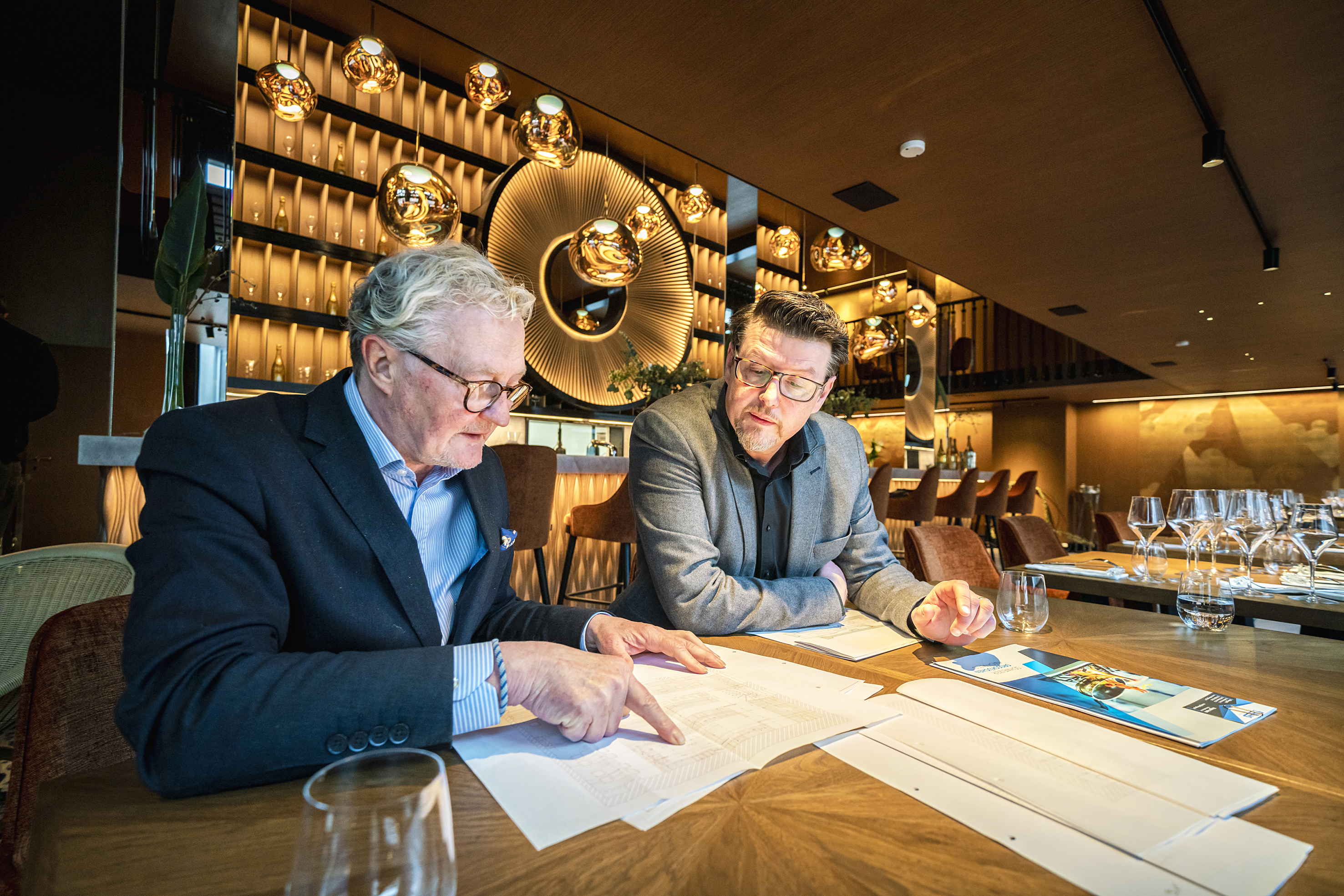 Für die Küchenplanung setzte Marco Ecknauer (l.) auf die Kompetenz der Rilling AG mit Verkaufsleiter Roger Hohl (r.).