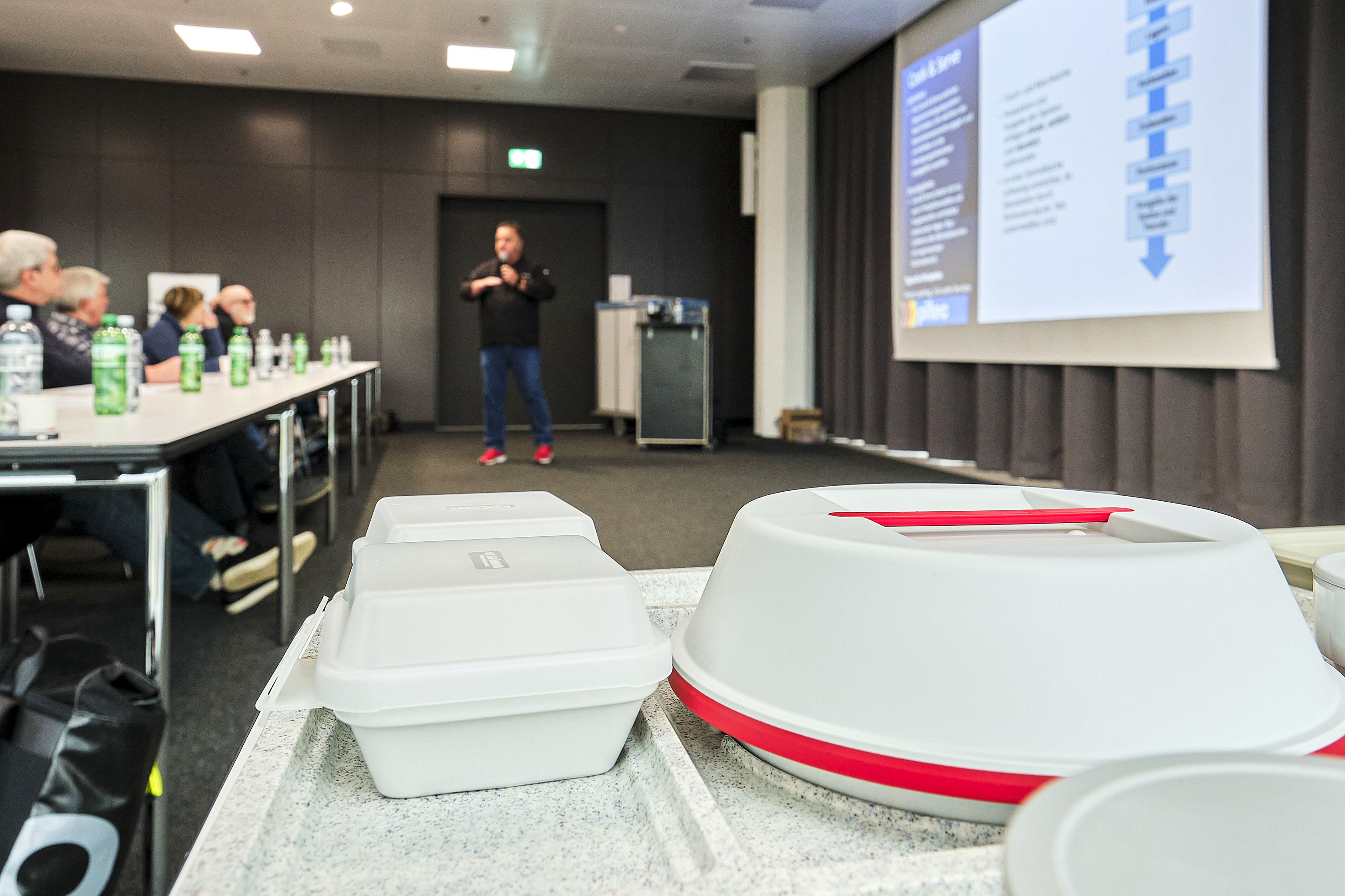 Glatt-Tower in Zürich: Küchenplaner und Leiterinnen und Leiter Hotellerie und Küche von Spital- und Altenheim-Organisationen informierten sich in einem erstmalig durchgeführten Seminar der Pitec AG über die Unterschiede und Möglichkeiten von Speisenverteilung und Regeneriertechniken.