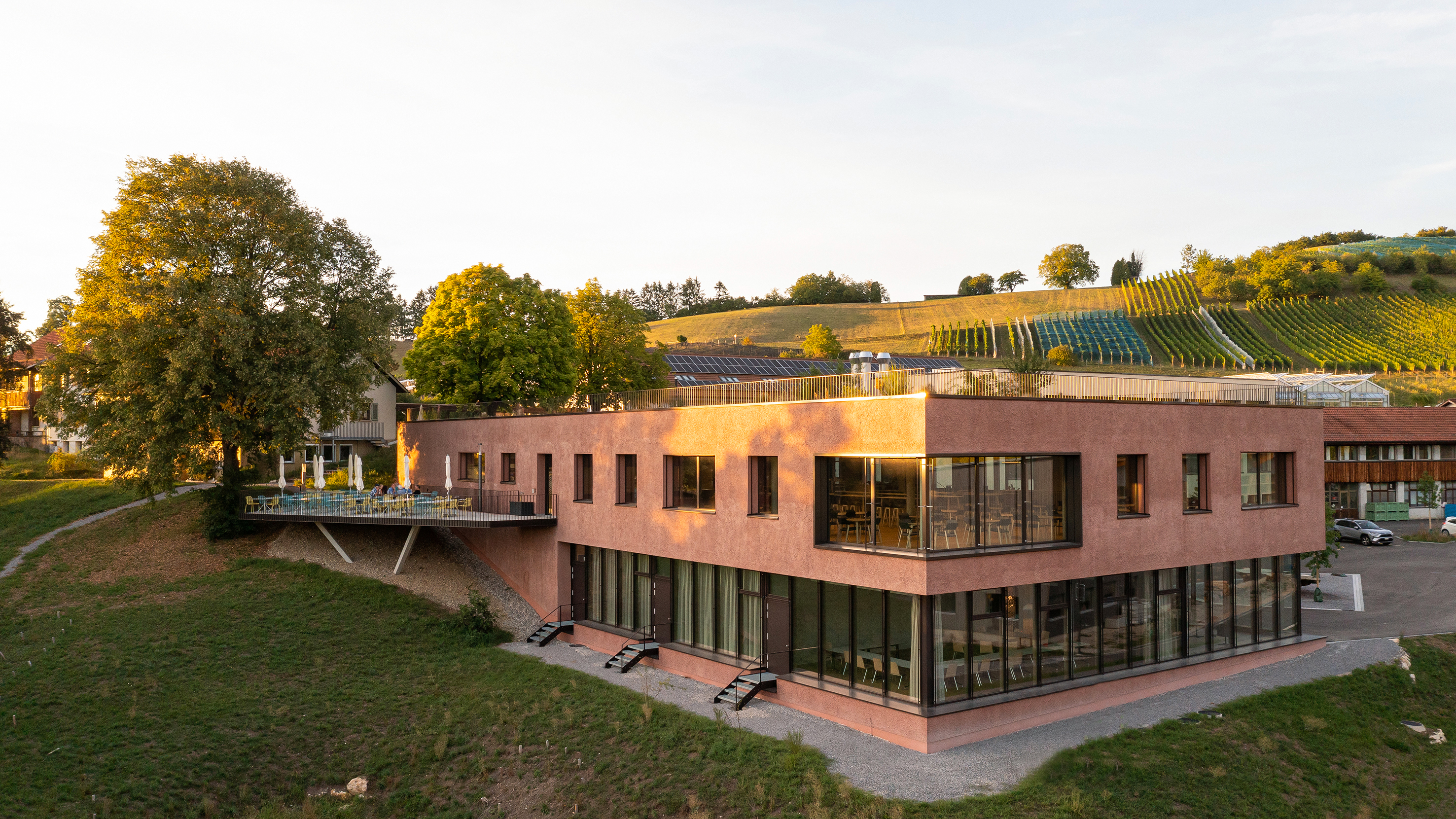 Die enge Verzahnung verschiedener Forschungsgebiete und der rasche Wissenstransfer von der Forschung zur Beratung und in die Praxis sind ausgewiesene Stärken des FiBL, des weltweit führenden Forschungsinstituts für biologischen Landbau im aargauischen Frick.