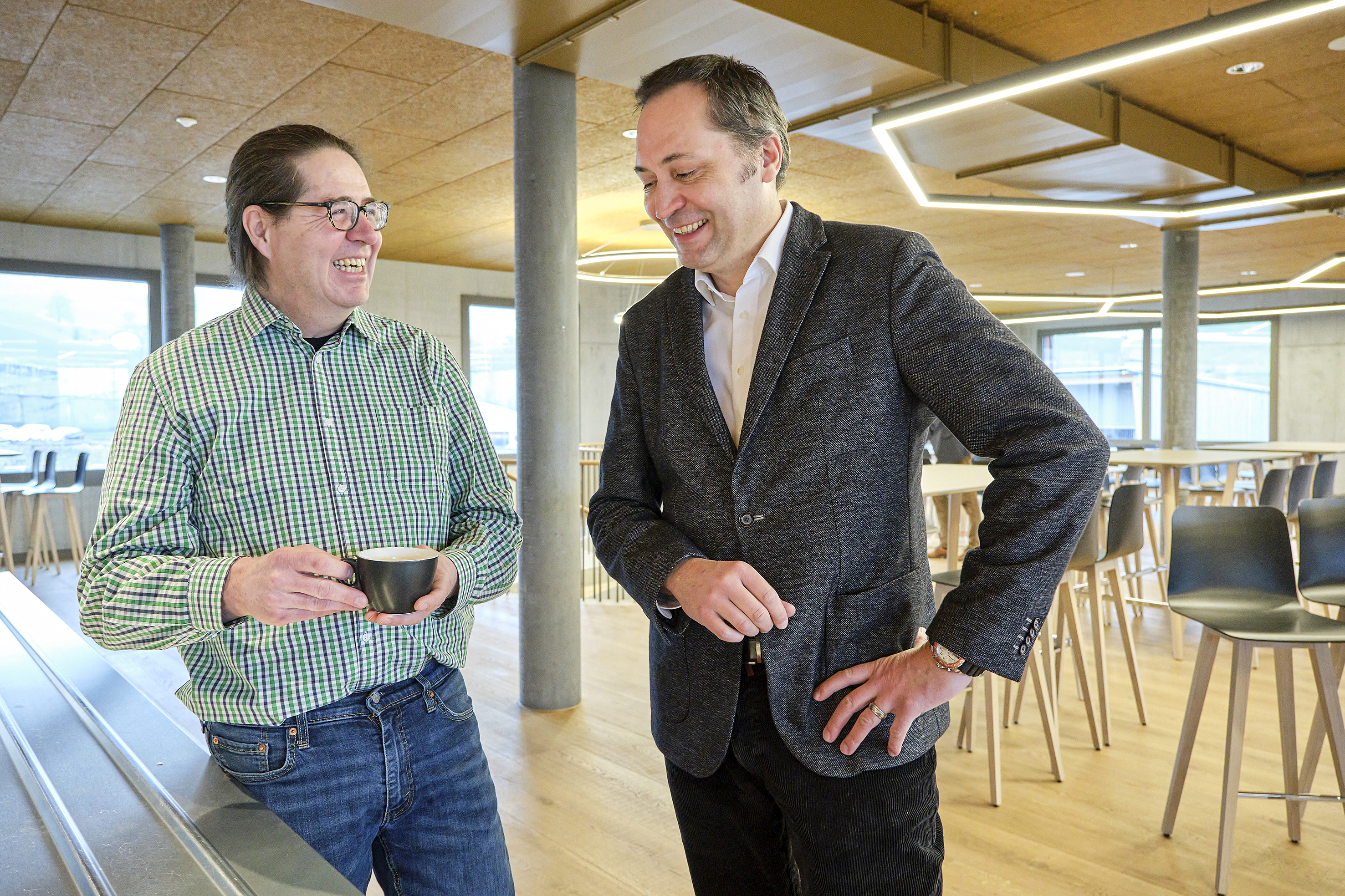 Das Lob geht an Rolf Thalmann von Rex-Royal (rechts) und sein Team: «Die Programmierung und Personalisierung auf unsere FiBL-Bedürfnisse waren bestens vorbereitet, und die Installation und Inbetriebnahme sehr professionell», sagt Martin Künzli, Gastroleiter des FiBL (links).