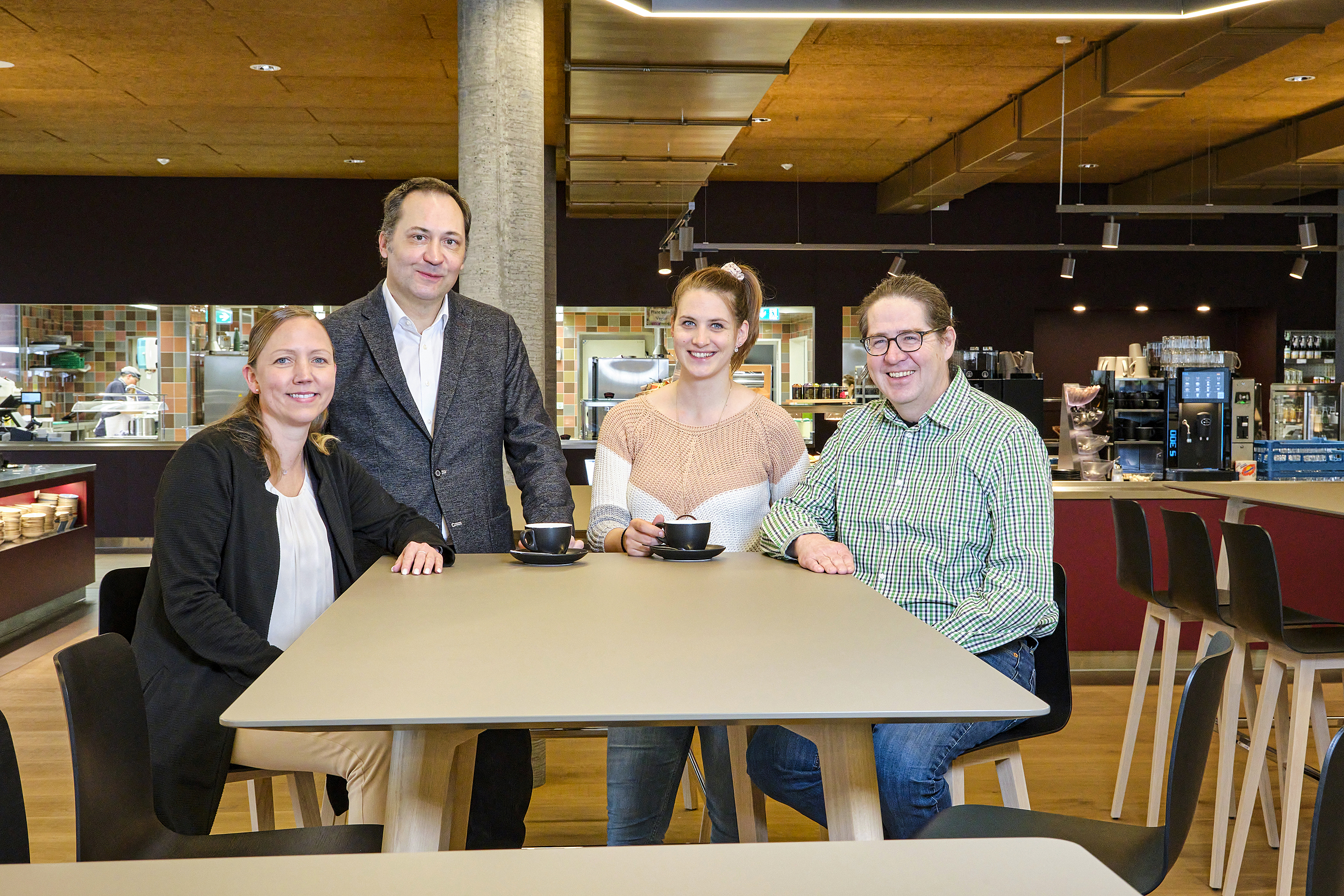 Das «giget» auf der ganzen Linie: Das FiBL-Team mit Seraina Siragna, Mediensprecherin, und Martin Künzli, Leiter Gastronomie & Events (beide rechts), zusammen mit Mona Petersen, Marketingmanagerin, und Rolf Thalmann, Verkaufsberater bei der Rex-Royal AG (beide links).