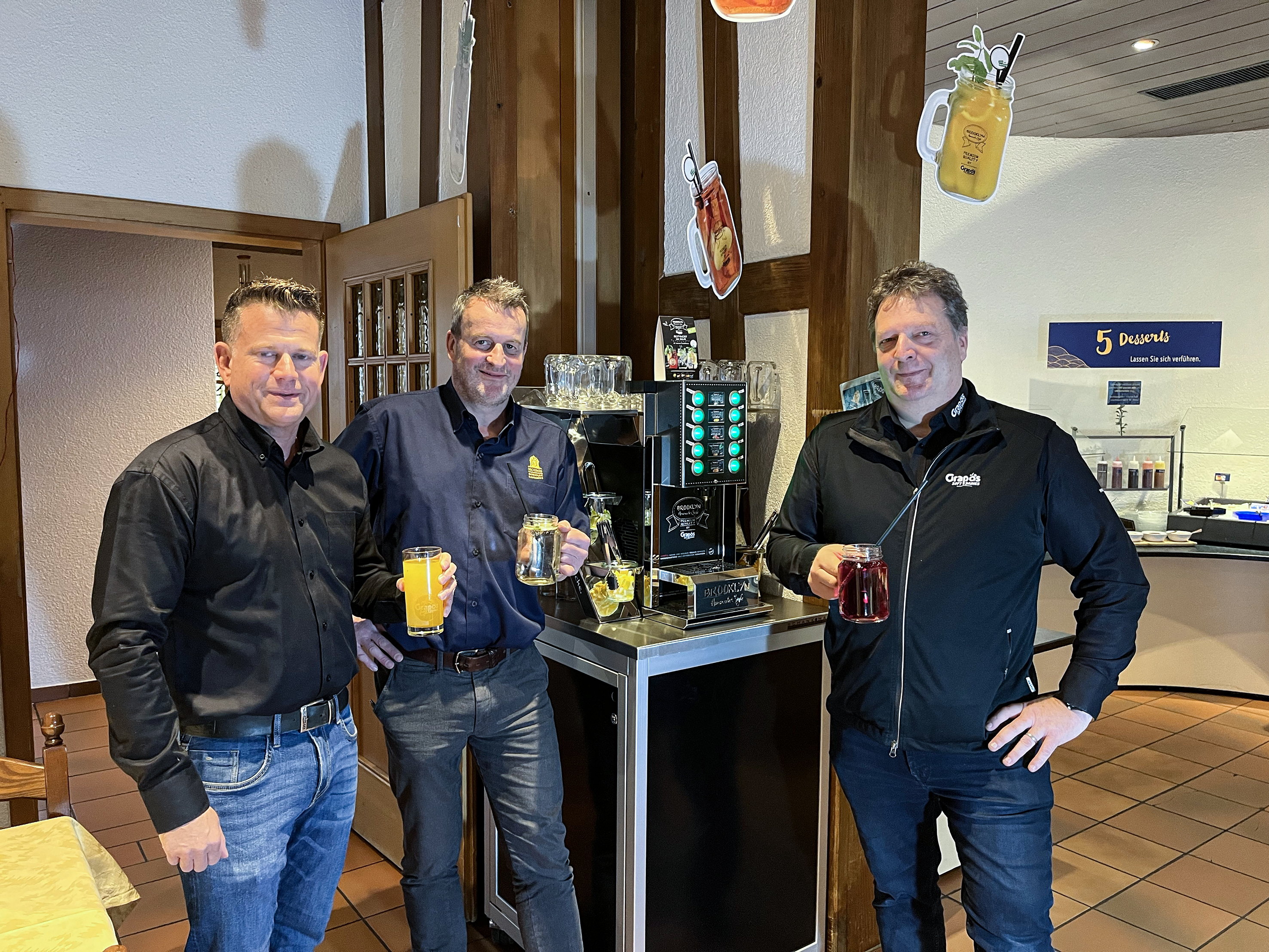 Auf das Team der Grapos AG ist Verlass: Die beiden Geschäftsinhaber von Grapos, Rolf Dütsch (l.) und Toni Fankhauser nehmen Martin Stadler, Geschäftsführer des Dschingis, in ihre Mitte.