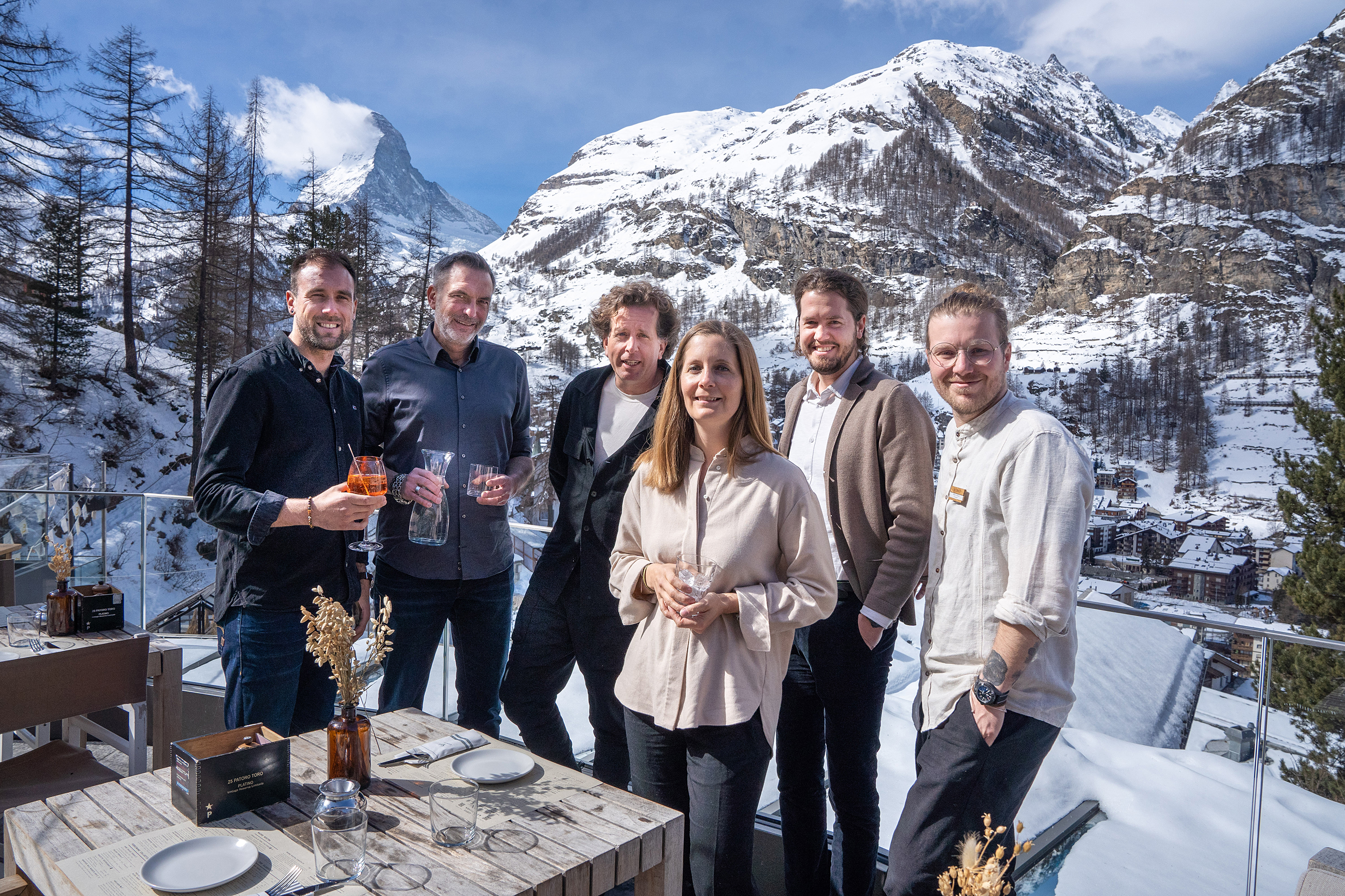 Gute Mitarbeitende wollen umsorgt, erfolgreiche Partnerschaften gepflegt werden. Das liegt den Besitzern Daniel und Seraina Lauber (Mitte) am Herzen, hier mit Resort Manager Benjamin Dietsche (2.v.r.) und F&B-Manager Markus Kössler (r.) sowie dem BWT-Team mit Cyril Salzmann (l.) und Laszlo Ceh (2.v.l.).