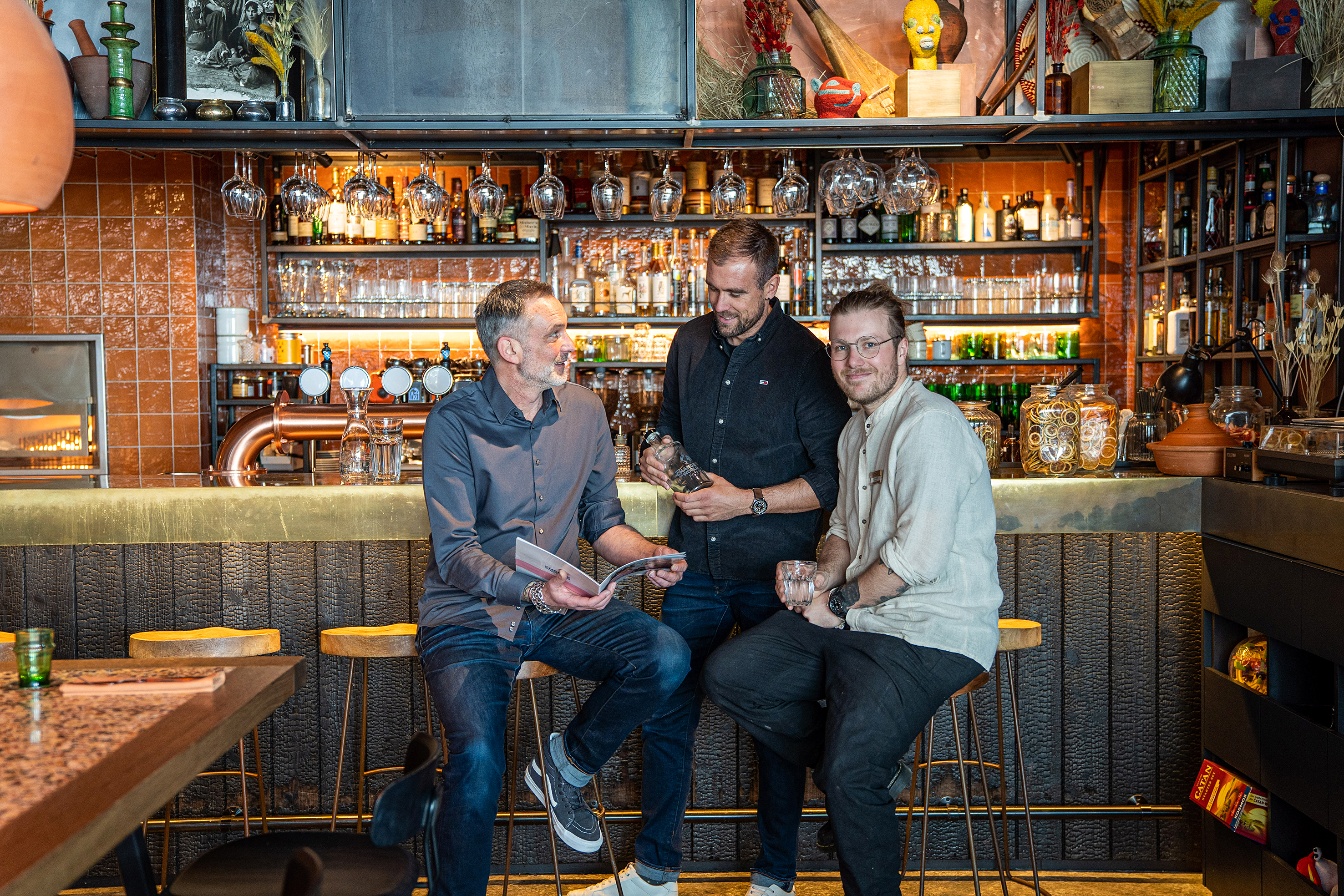 Das Wassergeschäft ist auch Vertrauenssache: «Das BWT-Team passt zu uns, auch menschlich», sagt F&B-Manager Markus Kössler (r.) im Austausch mit Laszlo Ceh und Cyril Salzmann, die für BWT WasserBar in der ganzen Schweiz unterwegs sind.