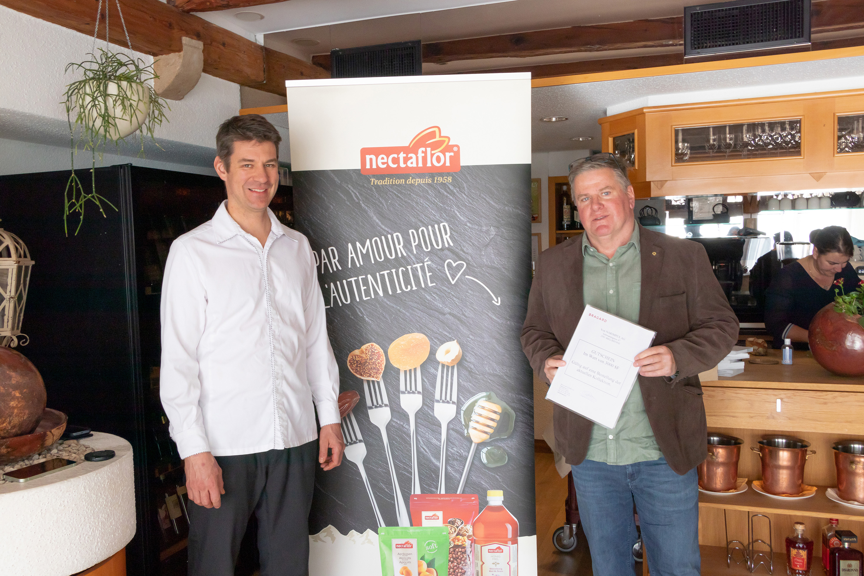 3. Preis Herr Cédric Rey, Rôtisserie au Gaulois, Romainmôtier Herr Adrian Zurbriggen, Geschäftsbereichsleiter Marketing & Verkauf, Narimpex AG (v.l.n.r.).