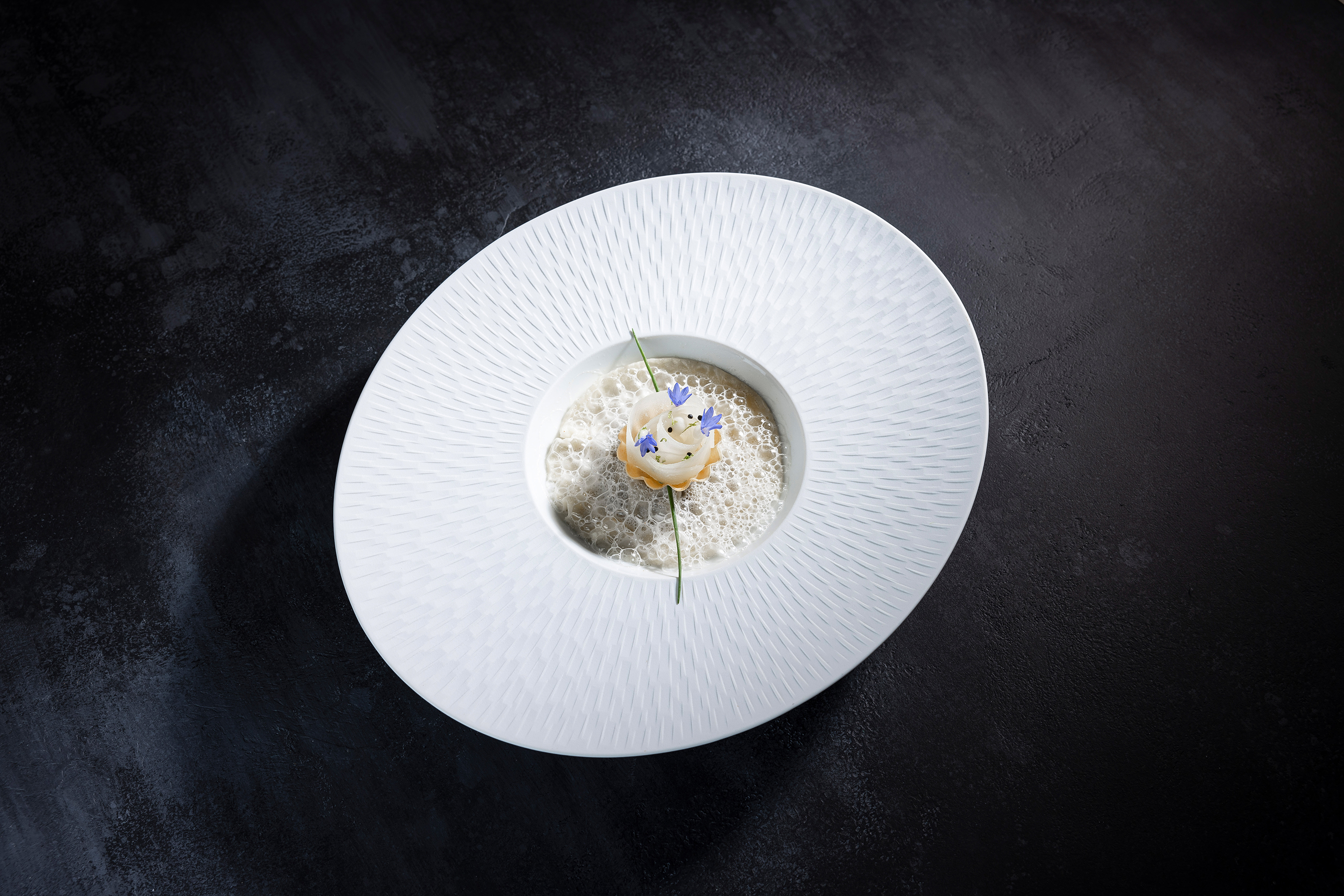 Die Sieger-Vorspeise: Rinderherz-Raviolo auf gebratener Birne, Sbrinzschaum, Knusperküchlein mit pochierter Williamsbirne und Birnensaftcreme.