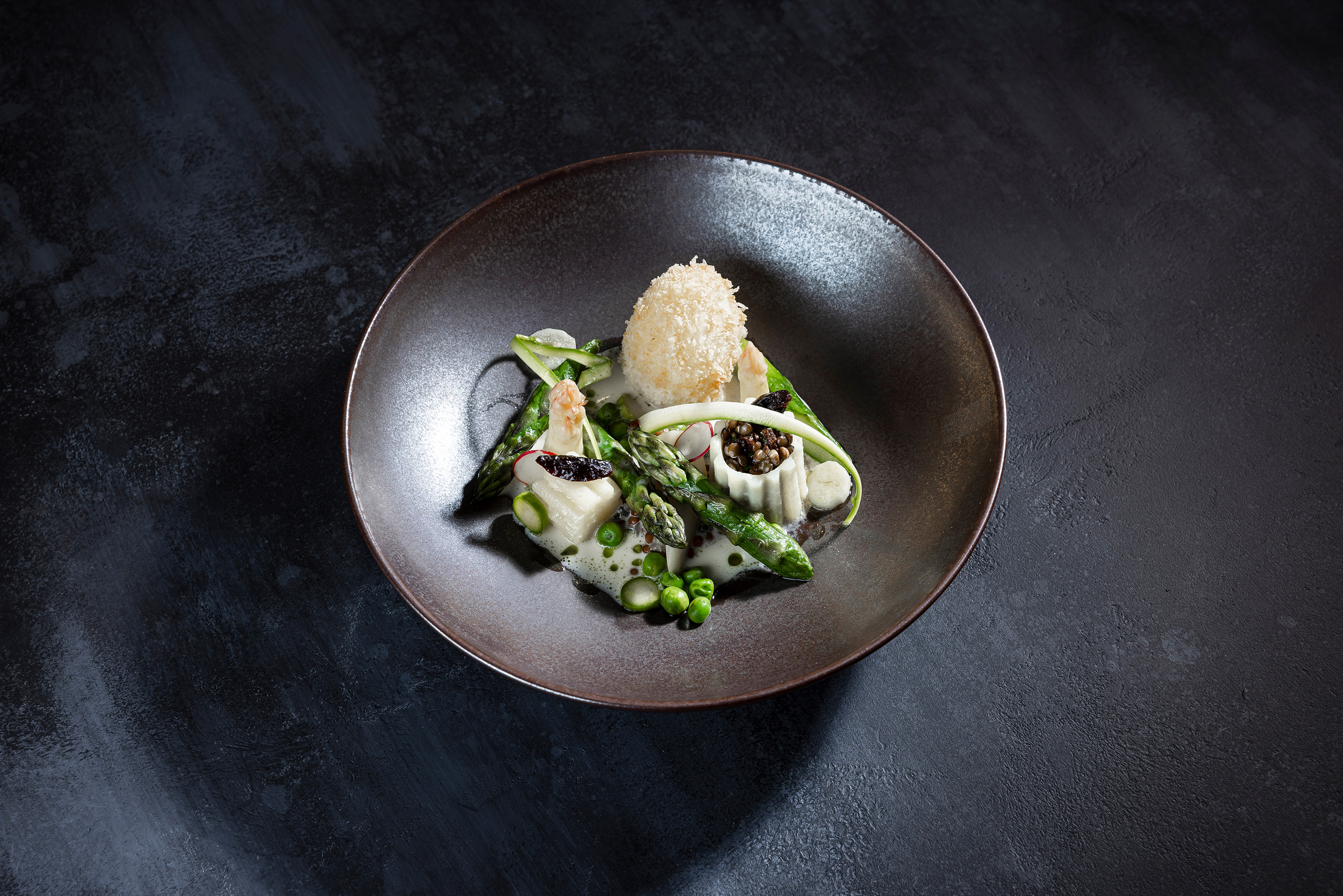 Der Sieger-Hauptgang: Gebackenes Ei, Belugalinsen, Bergkartoffel-Zylinder, Belper Spargel-Duo, Erbsen, Dörrzwetschgen und Radieschen auf Meerrettichschaumsauce.