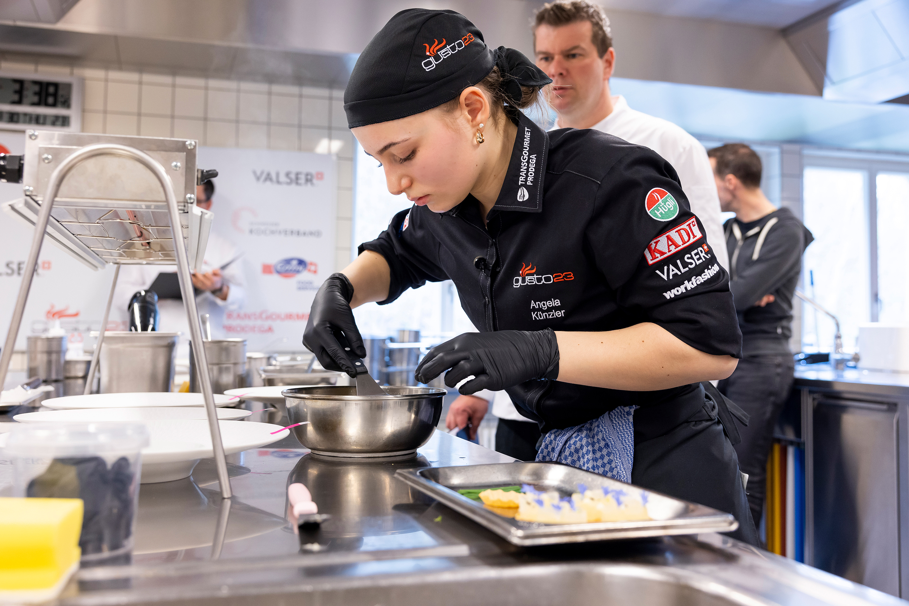 Angela Künzler beim Wettkochen in der Berufsfachschule Baden.