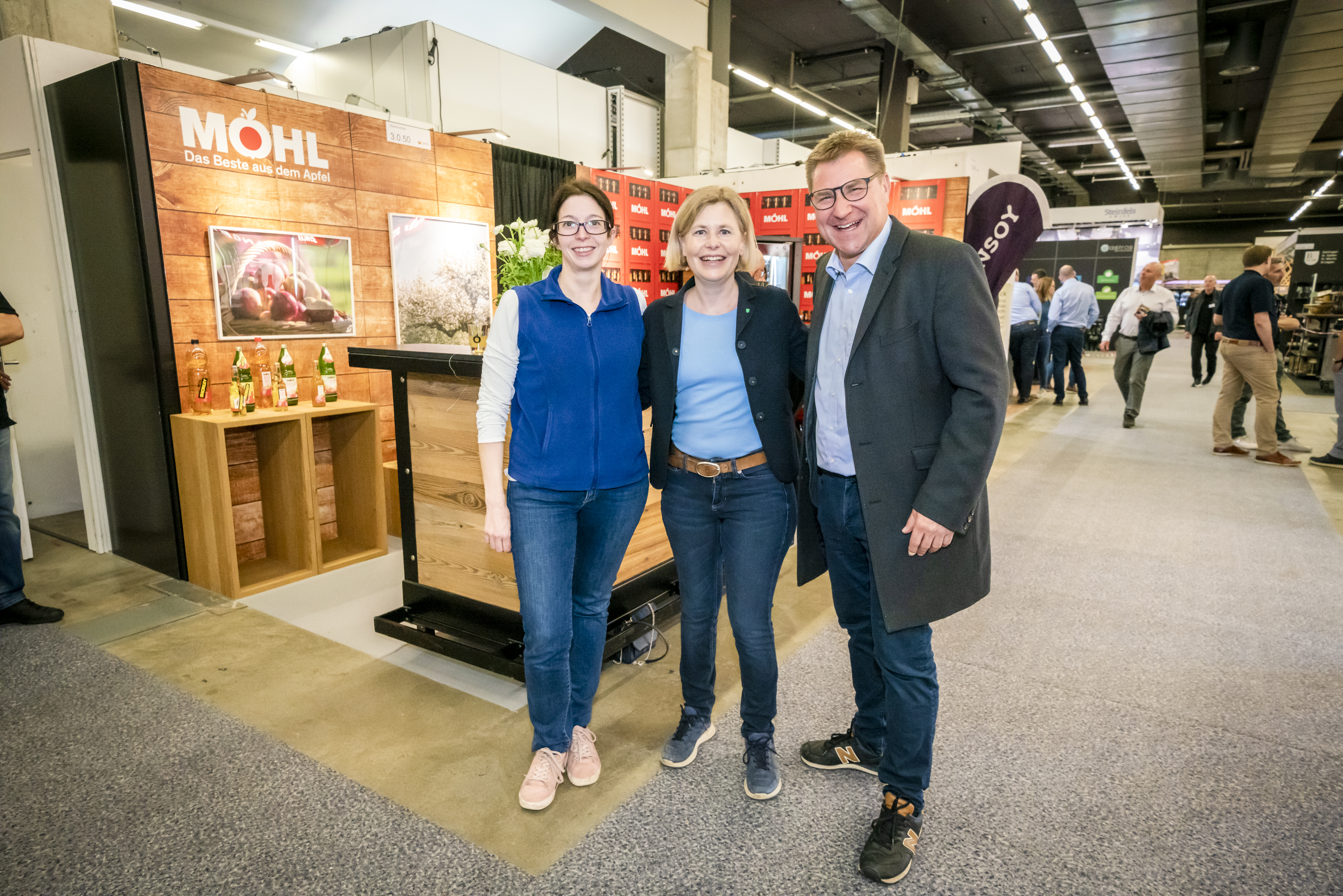 Das Gastronomen- und Polit-Paar Esther Friedli und Toni Brunner zusammen mit Sabrina Stillhart, Küchenchefin im Landgasthof Sonne, Haus der Freiheit, in Ebnat-Kappel an der Gastia 2023.