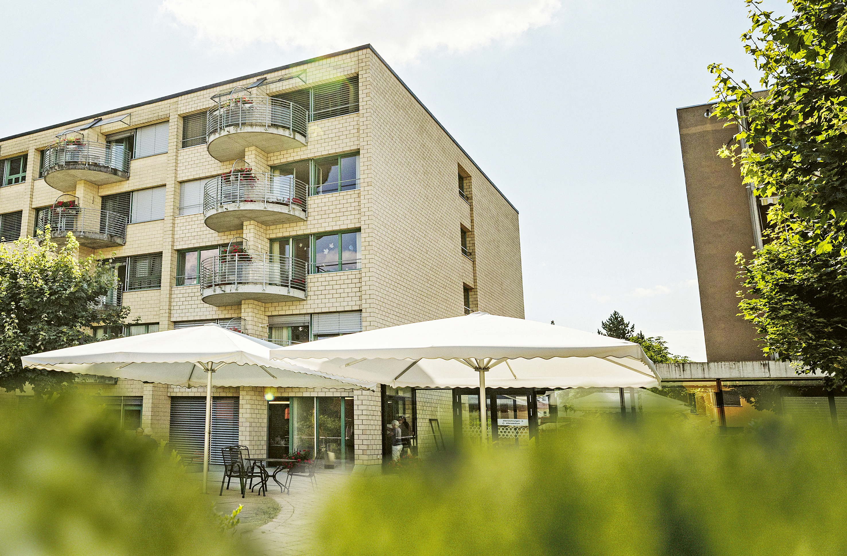 Das Pflegeheim in Konolfingen war bis vor drei Jahren eine eigene Stiftung, bis sie mit Lebensart fusionierte, die an fünf Standorten 700 Mitarbeitende beschäftigt. In Konolfingen sind es 92 Mitarbeitende, die hauptsächlich in den Bereichen Pflege, Hotellerie und Administration tätig sind.