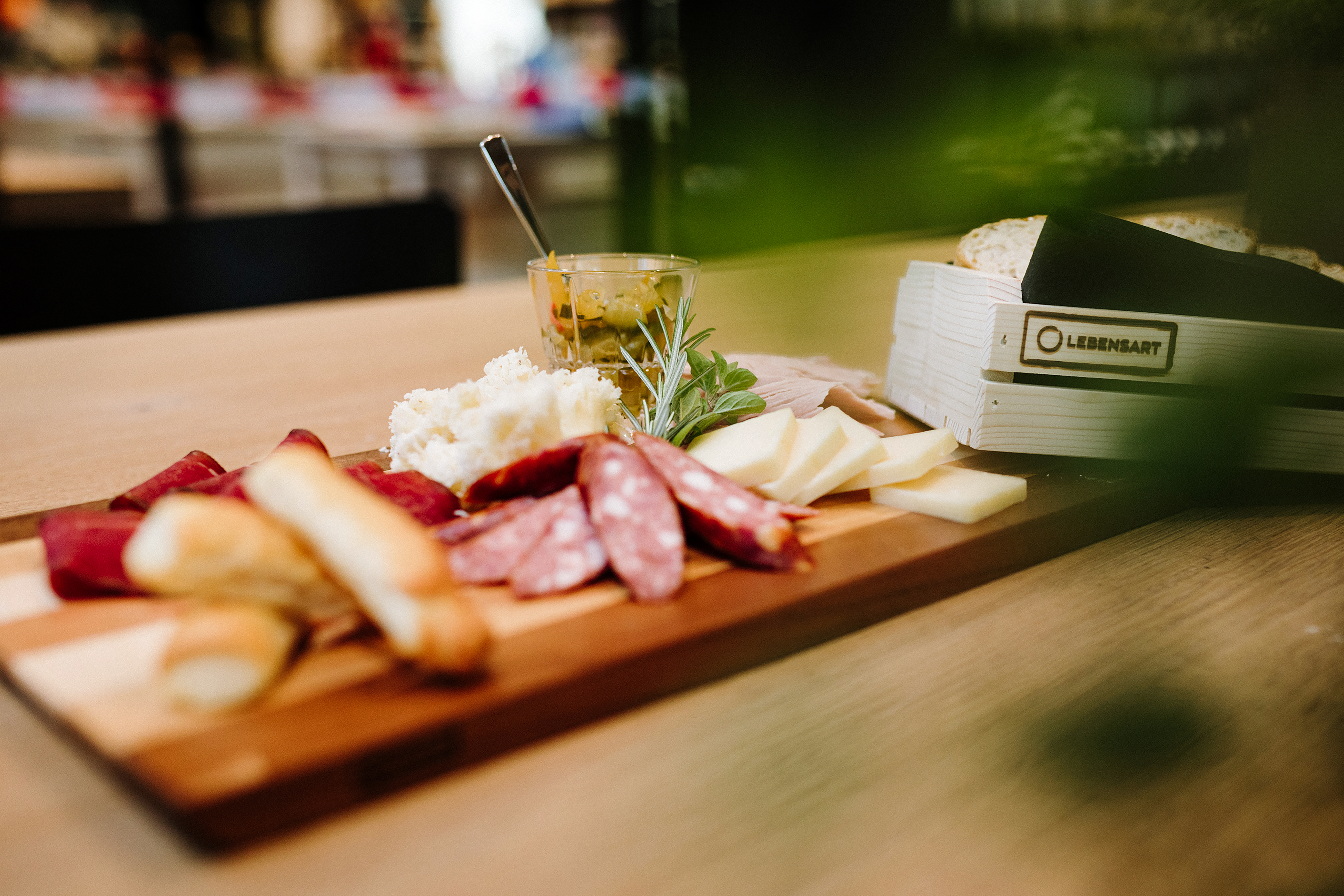 Lebensart führt am Hauptstandort in Bärau eine Markthalle, ein cleveres Ladenkonzept inklusive Bistro. Hier arbeiten Menschen mit Beeinträchtigungen an der Front mit – ein Paradebeispiel und Vorbild für andere Standorte.