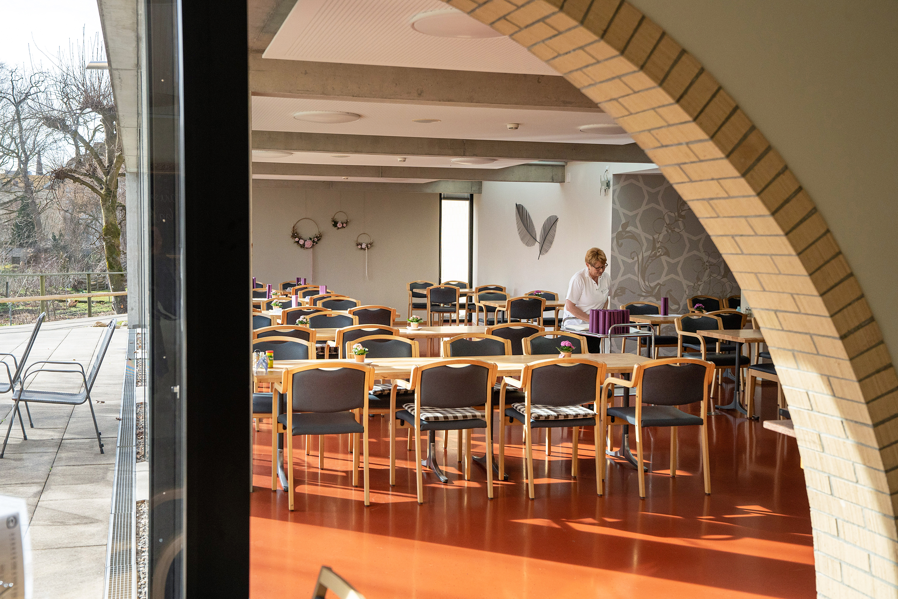 Die Cafeteria bietet im Innenbereich 90, auf der Terrasse 80 Plätze und soll als Begegnungsort und Bühne für allerlei Veranstaltungen weiterentwickelt werden.