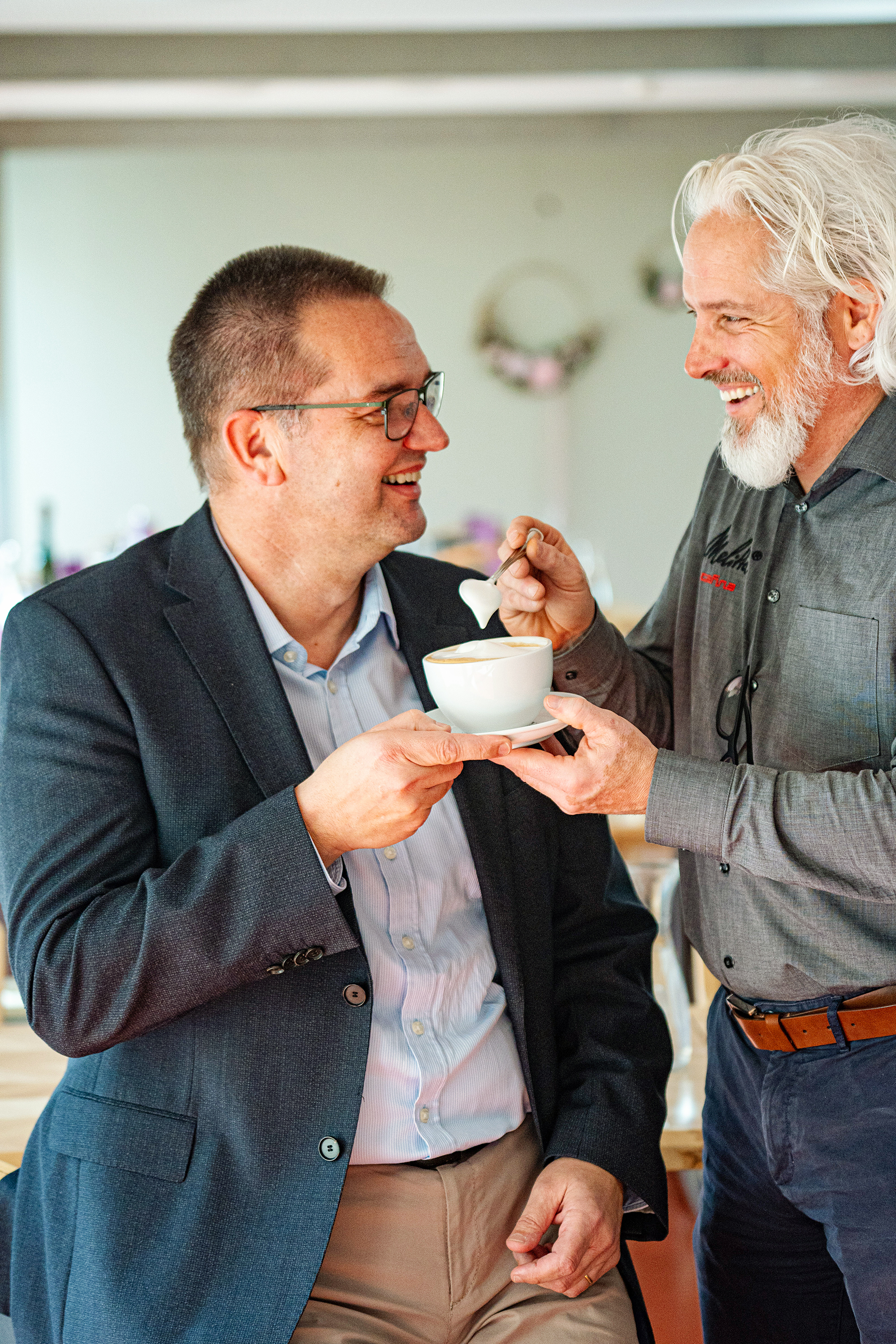 Alfred Binggeli, Standortleiter in Konolfingen, ist begeistert von Cafinas TopFoam, aber natürlich auch vom Gesamtpaket inklusive des guten Service von Rolph Müller, Gebietsverkaufsleiter der Cafina AG (rechts).