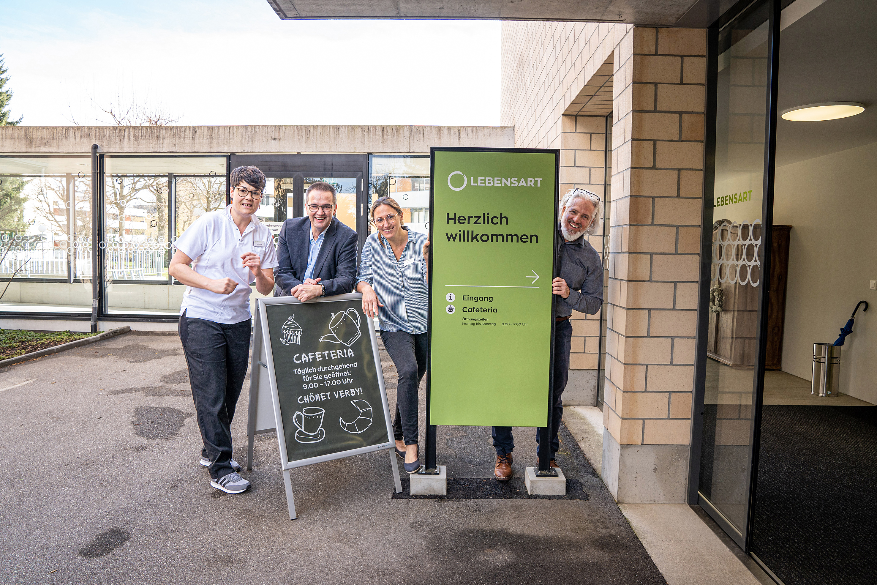 Zufriedene Gesichter: Service-Mitarbeiterin Sara Winkler (l.) und Leiterin Hotellerie Alexandra Volger nehmen Standortleiter Alfred Binggeli in ihre Mitte. Rechts: Rolph Müller, Gebietsverkaufsleiter der Cafina AG.