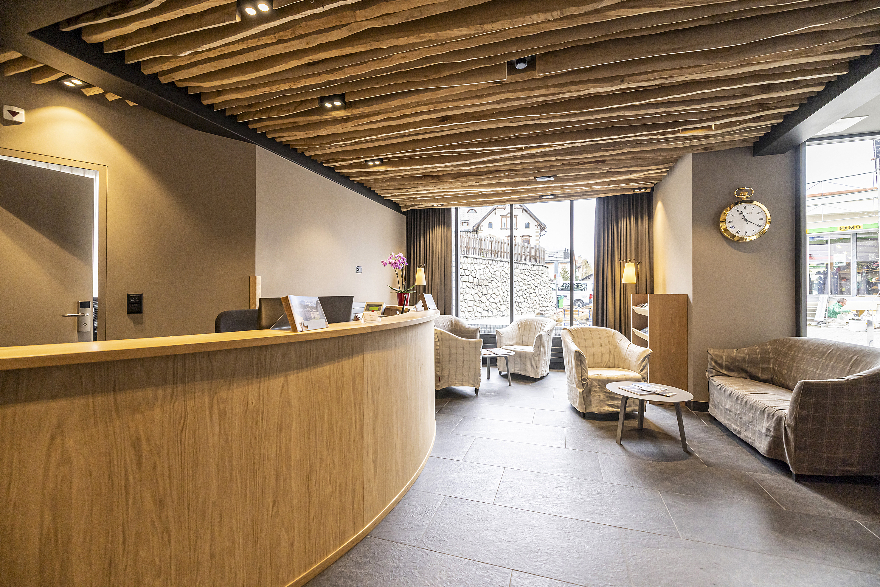 An der hell und modern eingerichteten Rezeption empfängt die alte Brauerei ihre Gäste.