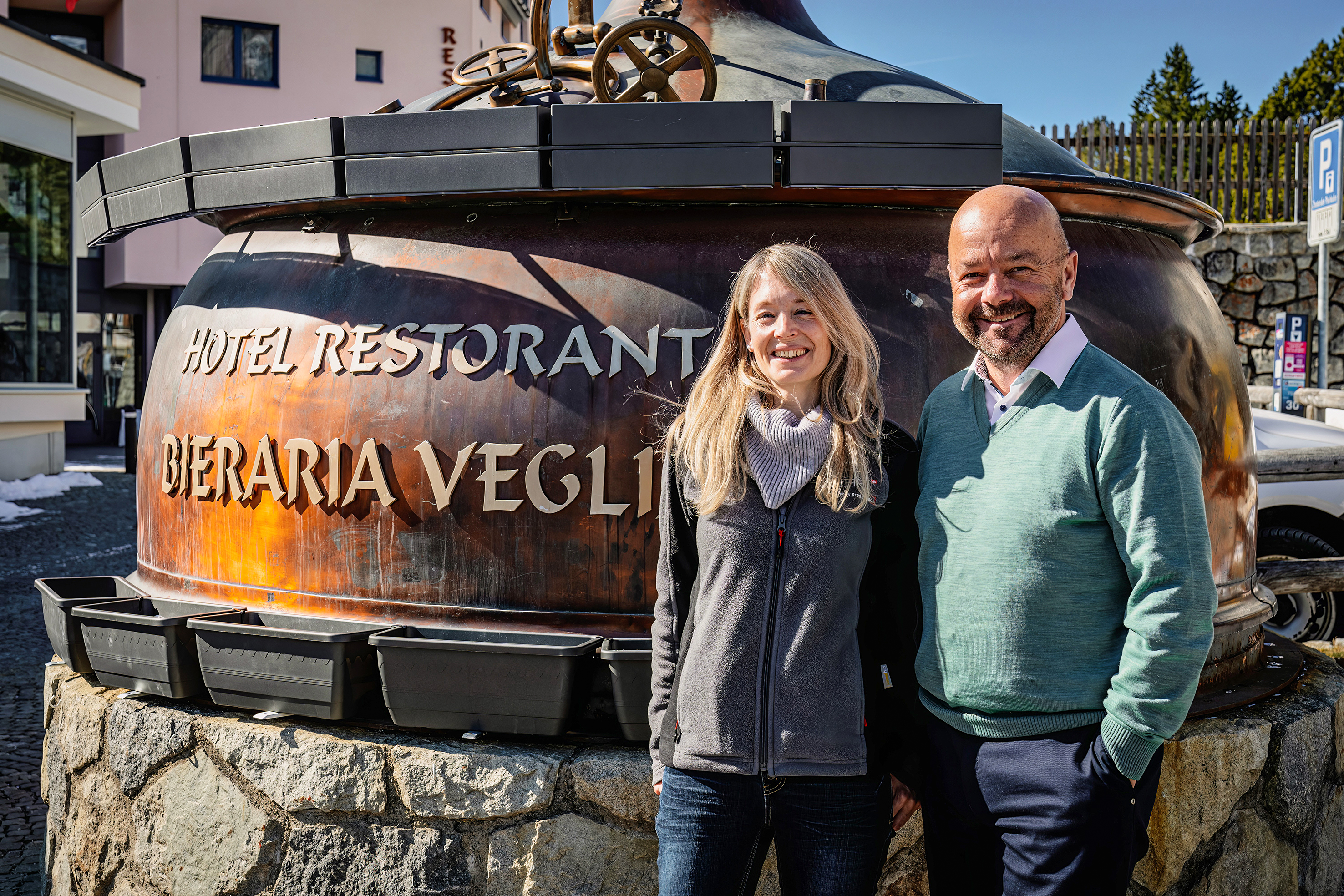 Géraldine Schön, Marketingfachfrau der Beer Grill AG (l.) und Ralph Kübler, Geschäftsleiter Alte Brauerei, Celerina sind von ihrer guten Zusammenarbeit überzeugt.