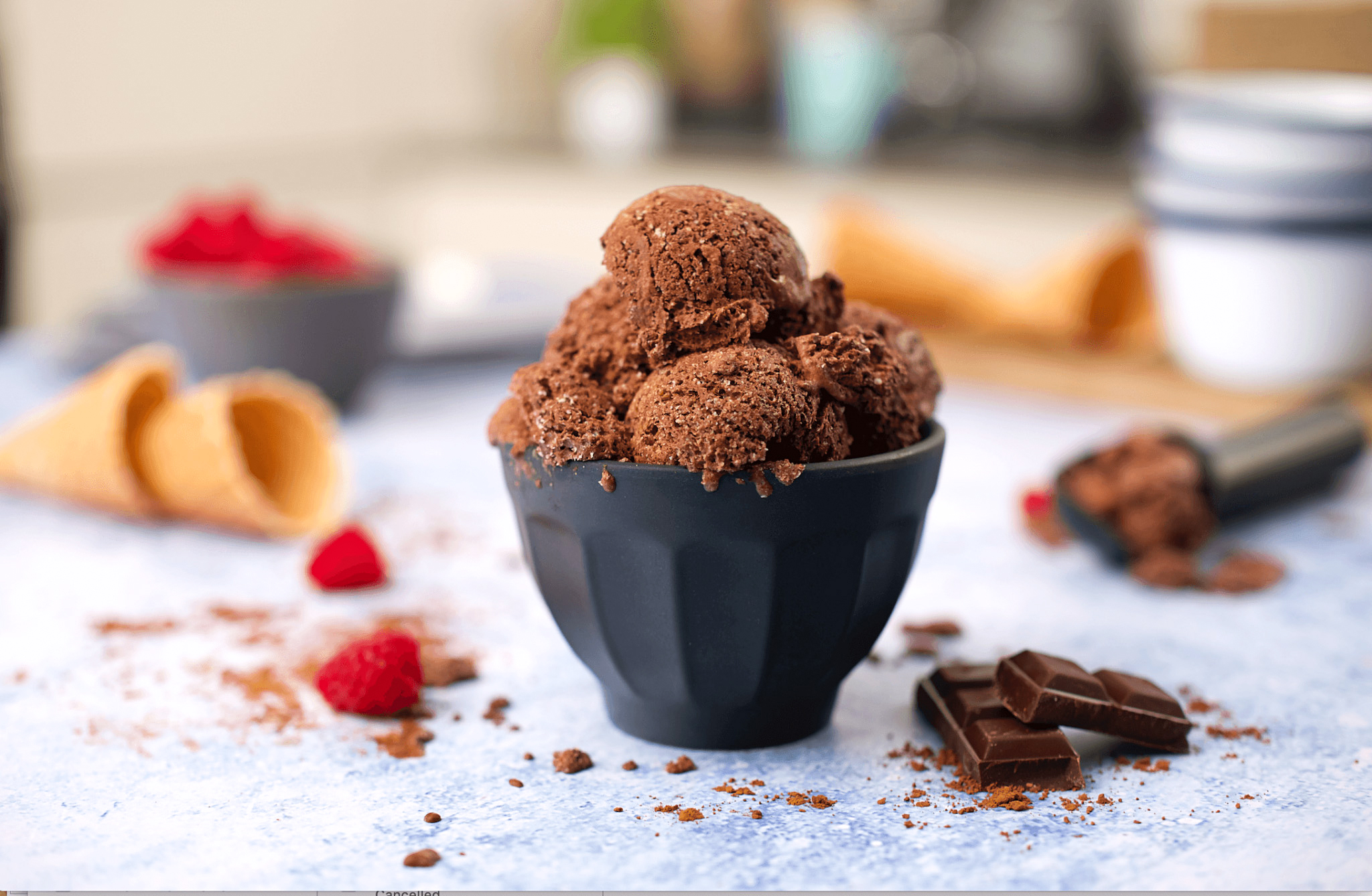 Schokoladeneis lässt sich mit OGGS Aquafaba genauso zubereiten, wie Pancakes oder die typische Ei-Spezialität Meringue: Mit der veganen Ei-Alternative ist (fast) alles möglich.