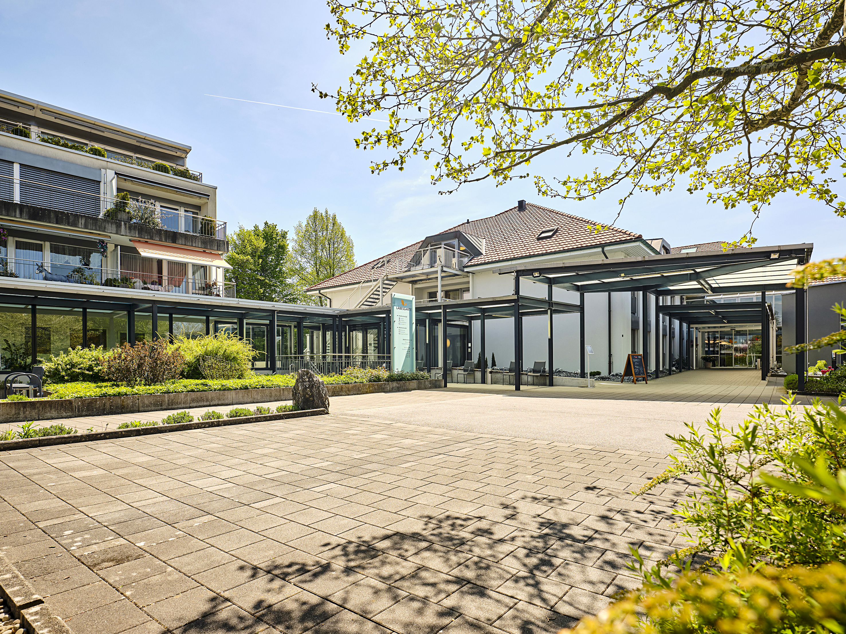 Der Läbesgarte bietet verschiedene Wohnformen an – neben einer Pflegeabteilung und einer Demenzstation für Pflegebedürftige auch Miet- und Eigentumswohnungen für selbstbestimmtes Wohnen mit Dienstleistungen.