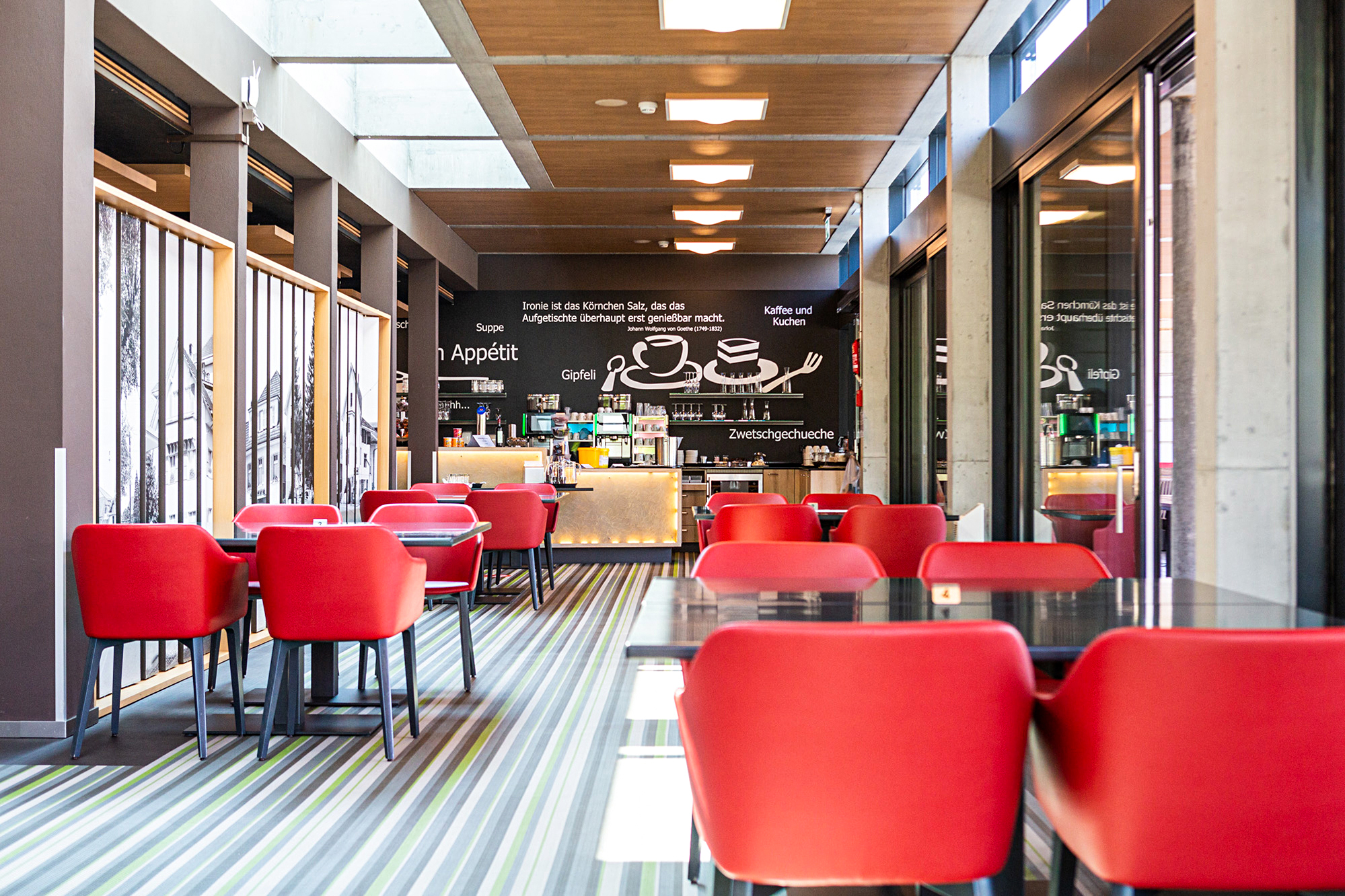 Das öffentliche Restaurant Läbesgarte punktet mit frischer, regionaler Küche und bietet 60 Plätze im Innen- und 60 im Aussenbereich. Bei geöffneter Trennwand stehen weitere 40 Plätze  zur Verfügung.