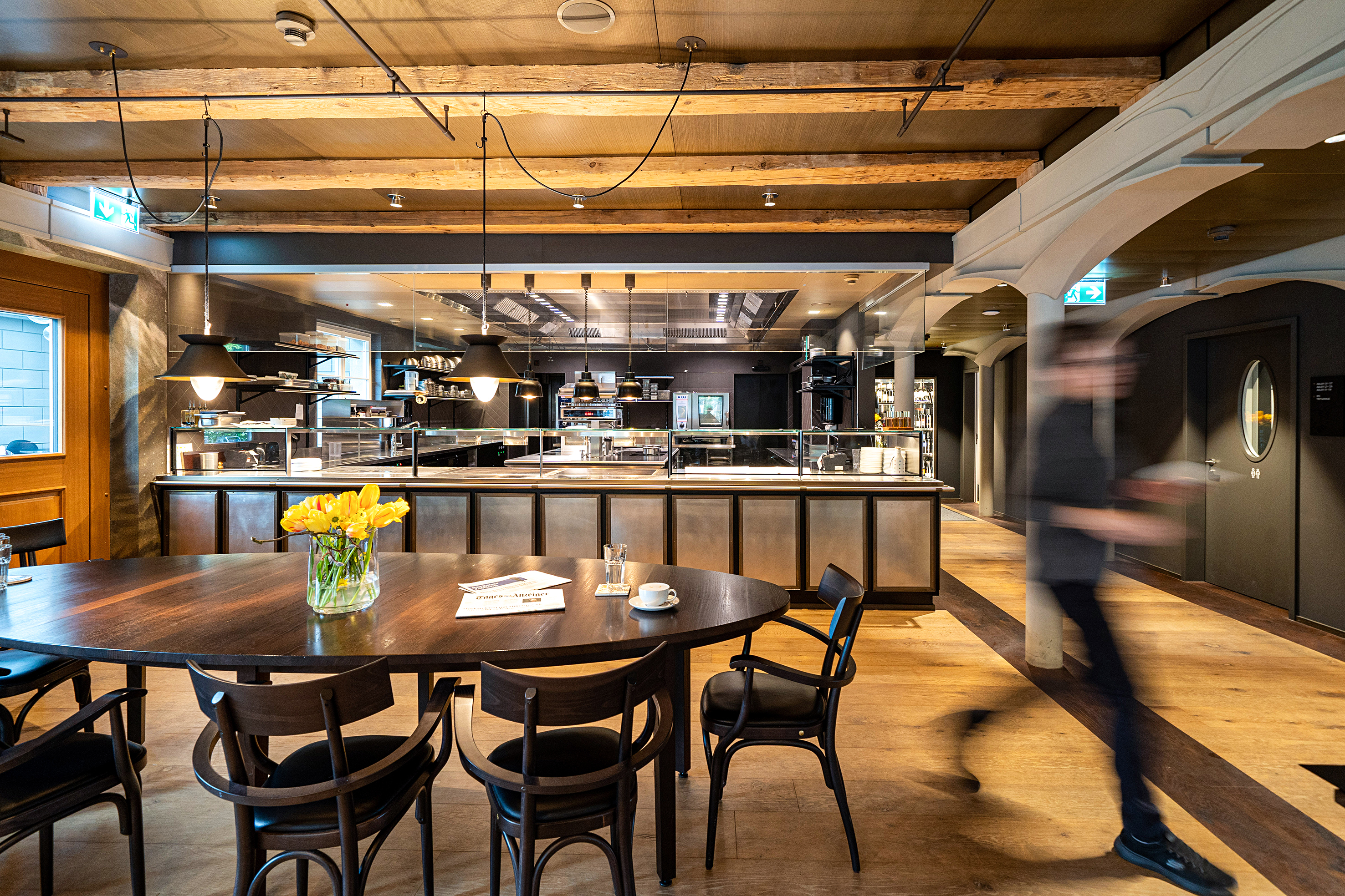 Die beiden Restaurants gehen auf eine jahrhundertealte Gastwirtschaftstradition zurück – mit einer gänzlich modernen Ausrichtung. Im Zentrum der beiden Gastbetriebe befinden sich zwei eigenständige Showküchen – was für Freude für Gaumen und Augen sorgt.