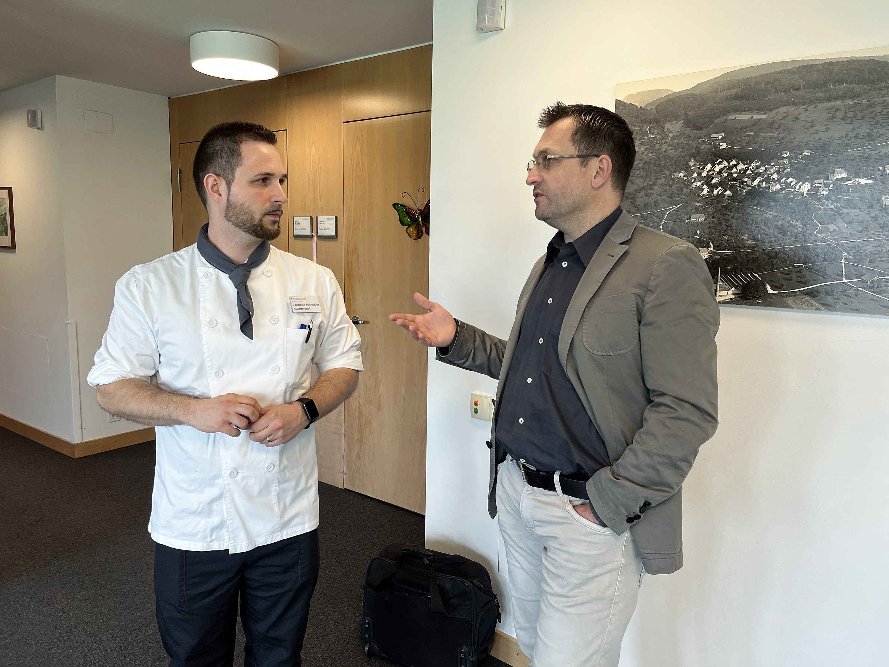 Christoph Roos, Bildungsbeauftragter Gastronomie von ARTISET, und Frederic Hänssler im Fachgespräch auf einer Wohngruppe: Gästewege, Essenszeiten, Infrastruktur, Logistik. Die Lebensqualität auf dem Teller ist die Folge einer professionellen Organisation und einer wertschätzenden Zusammenarbeit mit der Pflege.