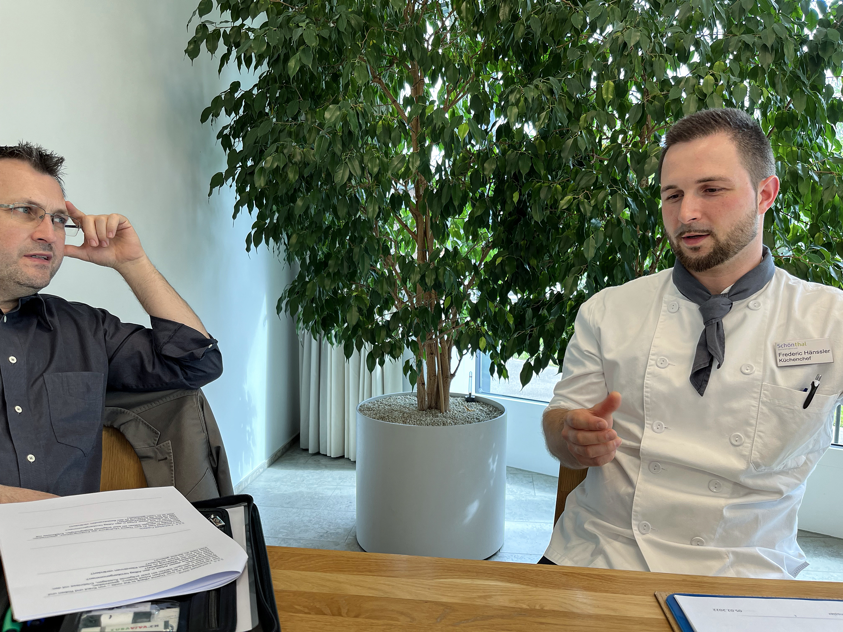 Frederic Hänssler spricht über die Verantwortung und die Motivation, wenn man Menschen in ihrem letzten Lebensabschnitt über das Essen begleiten darf.