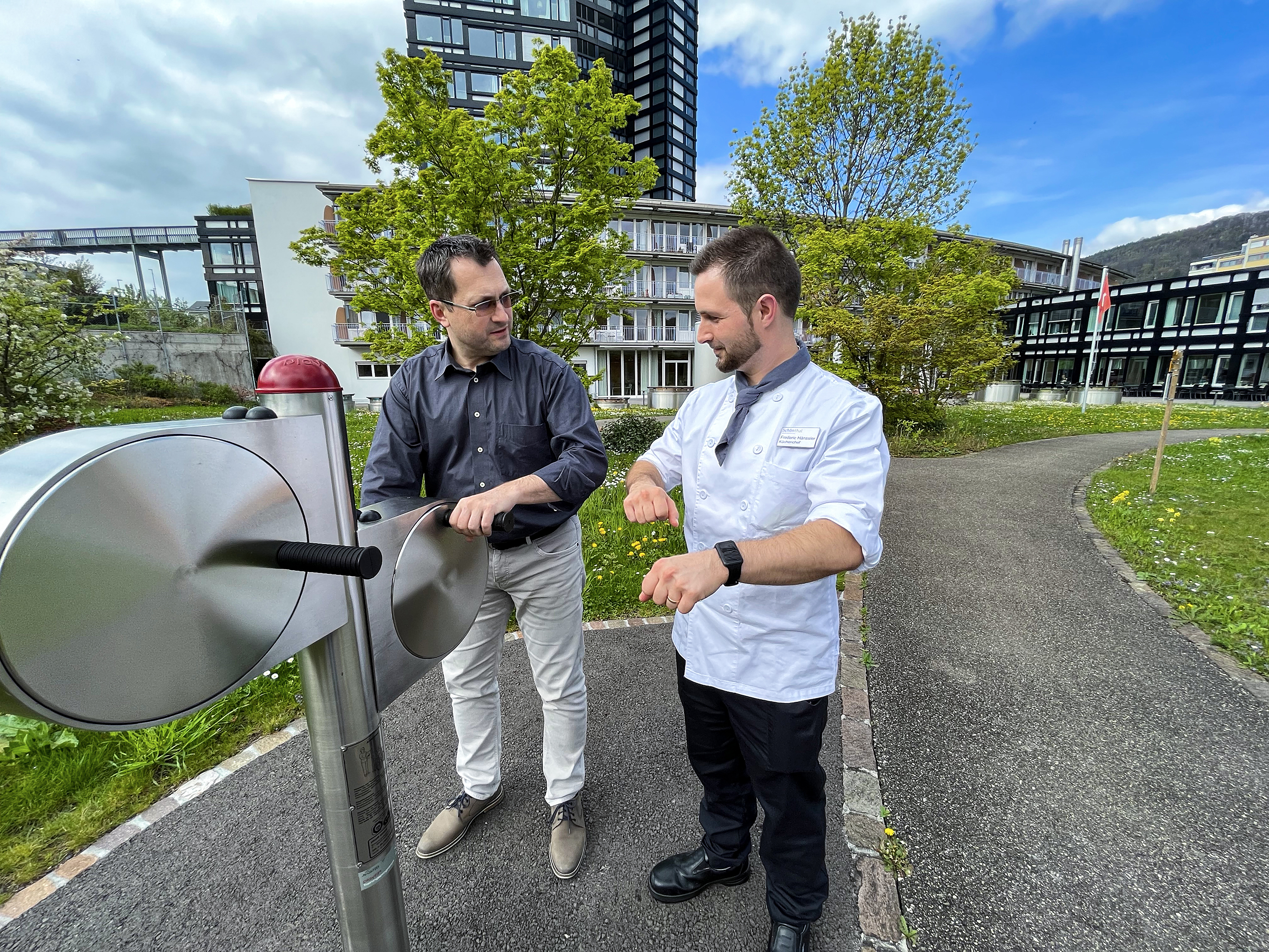 Gesundheit und Ernährung ganzheitlich gedacht: Dabei ist auch Bewegung ein zentrales Element. Frederic Hänssler erklärt das Armfahrrad im hauseigenen Bewegungspark.