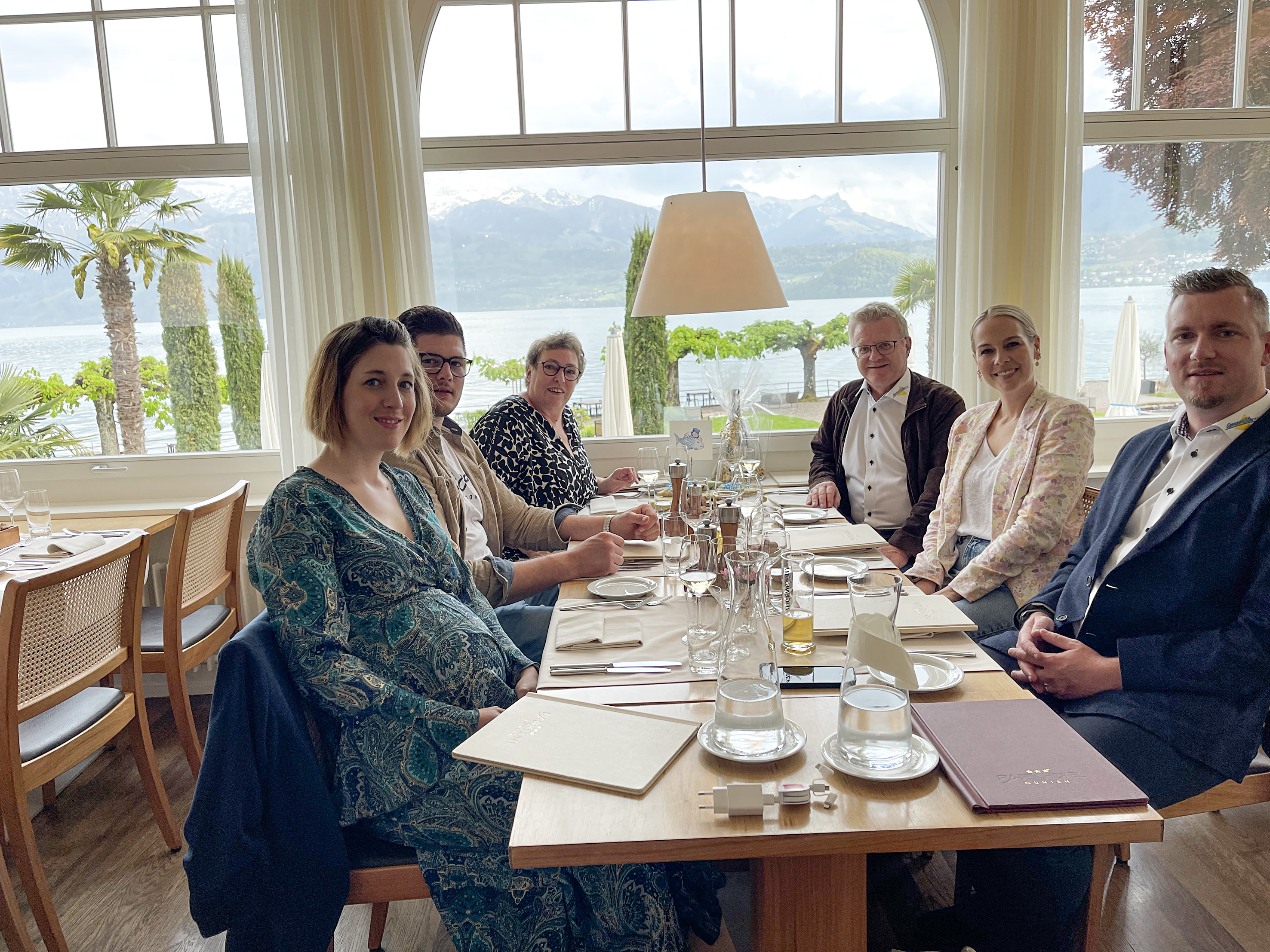 Gertsch Comestibles feiert dieses Jahr sein 30-jähriges Bestehen. Aus diesem Anlass überraschte Tobias Oberer (r.) den Firmengründer Fritz Gertsch (r. am Fenster) mit einem Nachtessen in prominenter Begleitung. Mit am Tisch sassen die beiden Botschafter Linda Fäh und Severin Schwander (Mitte) sowie Ursula, die Frau von Fritz Gertsch, und Alessandra Oberer. Sie erwartet Anfang Juni ihr drittes Kind.