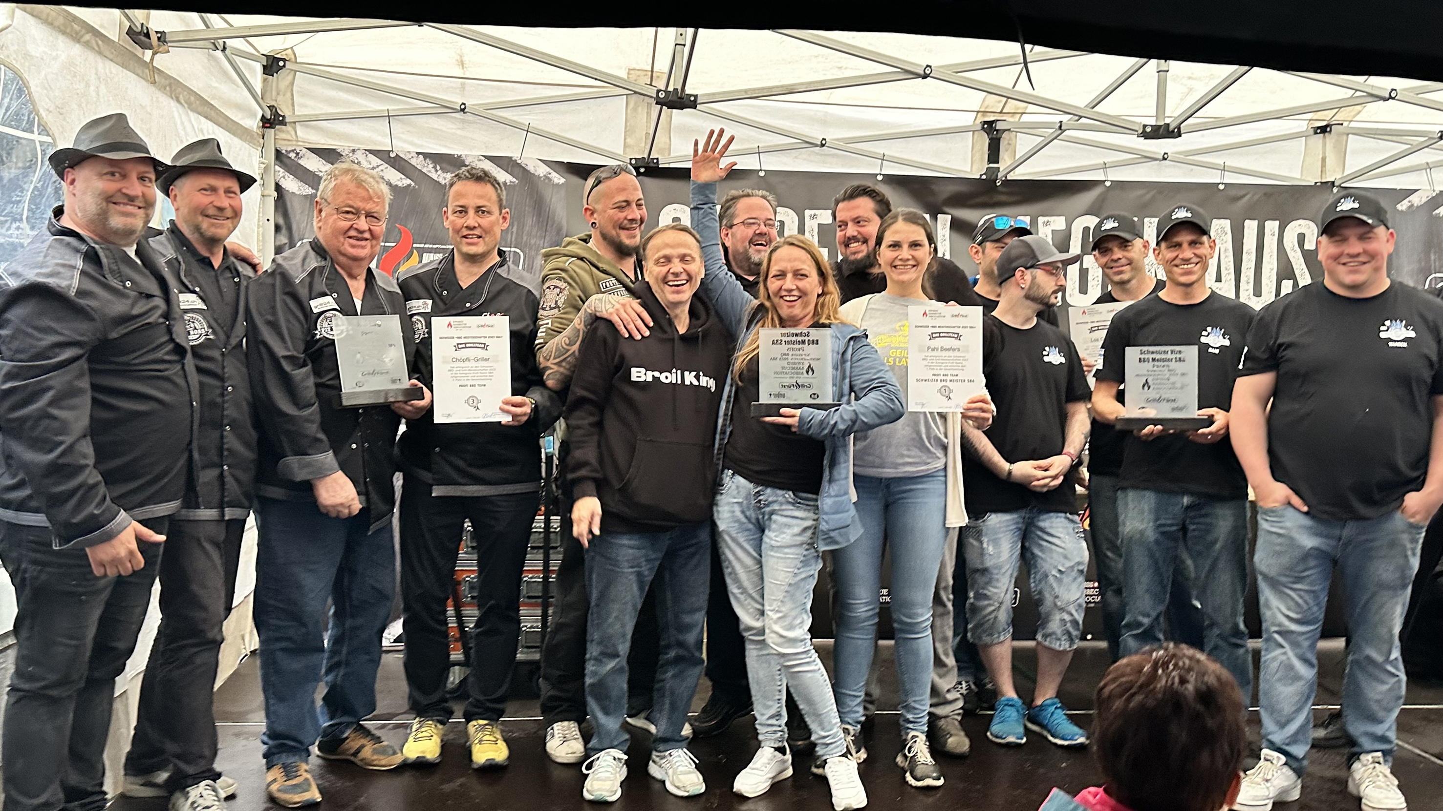 Profi Schweizer BBQ Meister: Pahl Beefers (Mitte), Profi Vize-SM: Los Grillos (Rechts), 3. Schlussrang: Chnöpfli-Griller (Links)