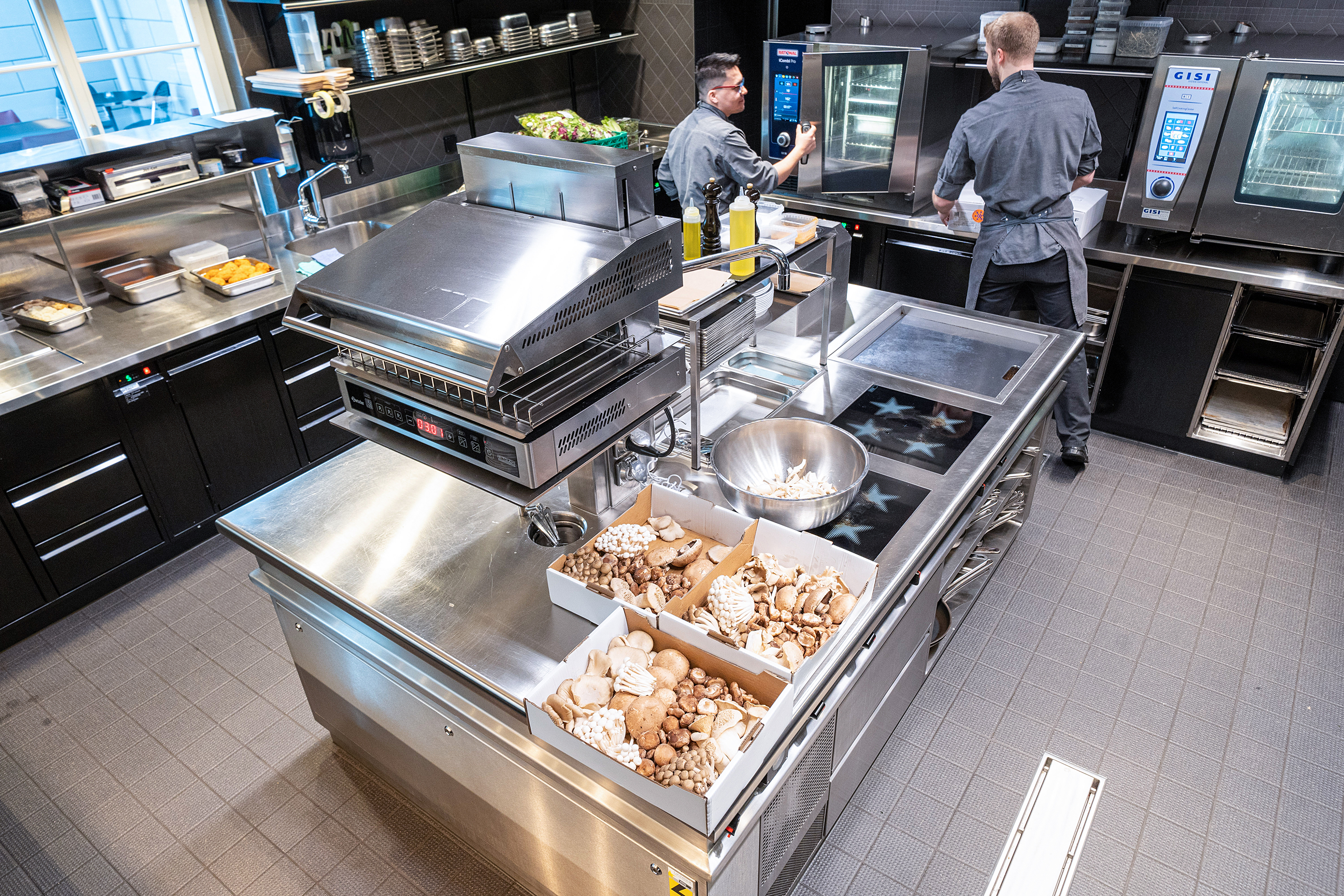 Die vier flächendeckenden Induktionskochfelder erlauben nicht nur schnelles Aufkochen, sondern auch gradgenaues Garen und Warmhalten. Die massgeschneiderte Herdanlage verfügt zudem über einen Hartchrom-Grill und Fritteusen sowie über zahlreiche weitere Gadgets im Unterbau.