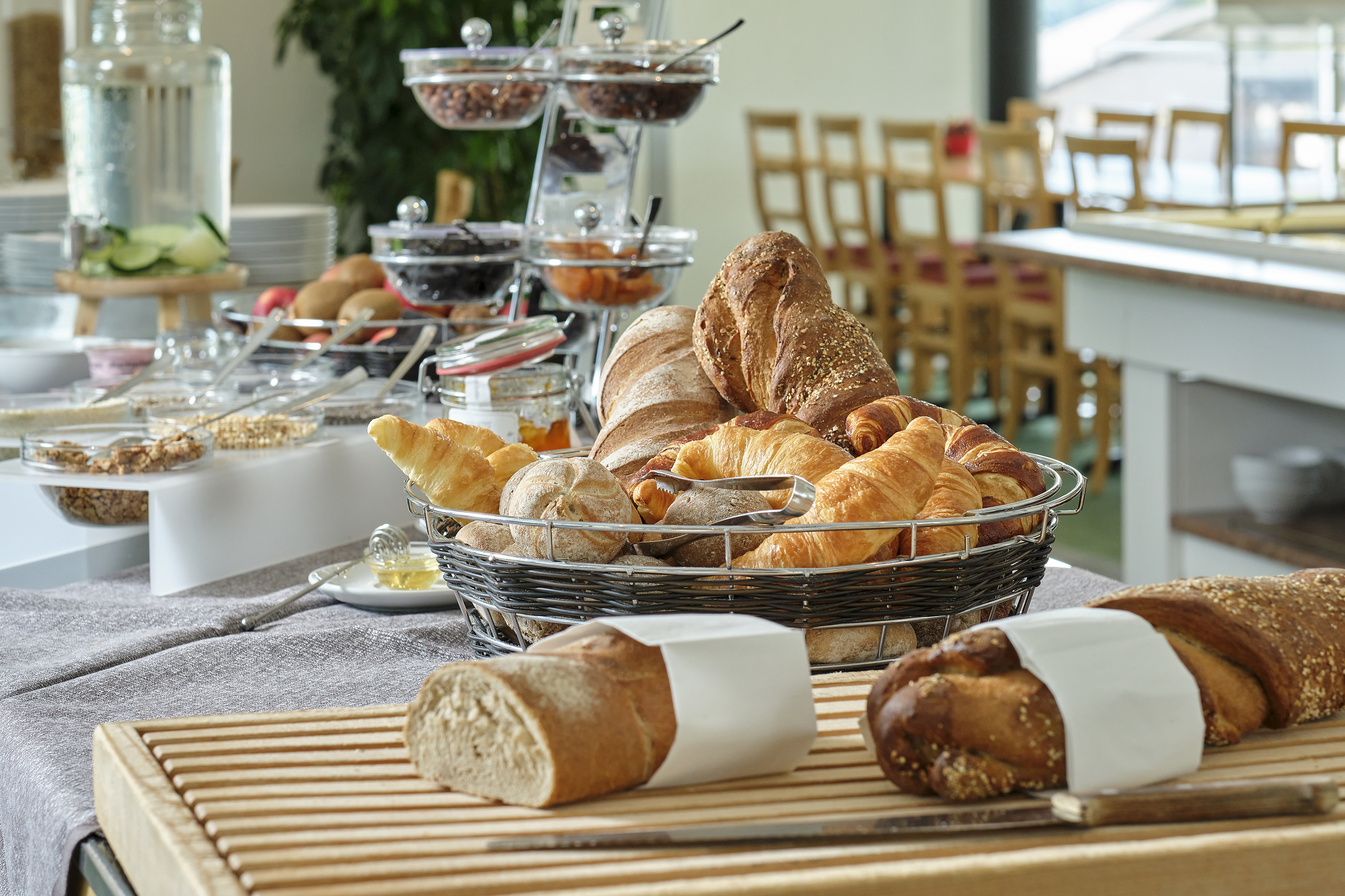 AlpinTrend vereint Hotels und Gastrobetriebe von Maienfeld bis Lantsch/Lenz – darunter das Swiss Heidi Hotel mit 85 Zimmern für Ausfliegerinnen, Durchreisende und solche, die ihren Geschäftsreisen und Tagungen eine charmante Note aufsetzen – sie alle geniessen knusprigen Brotgenuss von Kern & Sammet oder Süssspeisen wie Mini-Cremeschnitten, für die man den Stift auf der Stelle fallen lässt. 