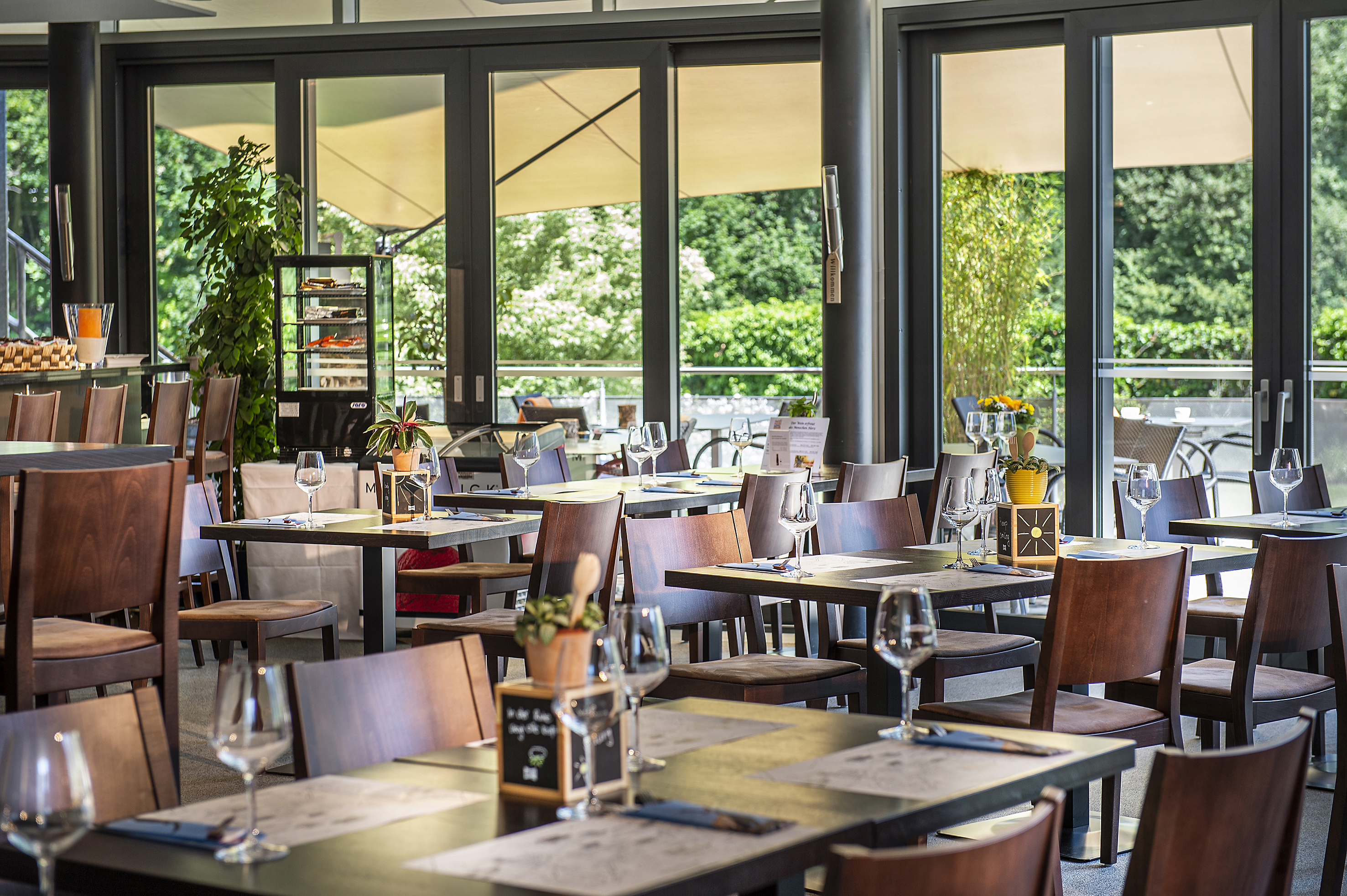 Das Bistro mit Sonnenterrasse: Hier gibt es feine Coupes mit hausgemachter Glacé, Pizzas, Flammkuchen und Bündner Plättli. Das Angebot wird nun erweitert, zum Beispiel mit Tapas oder feinen Leckereien to Go.