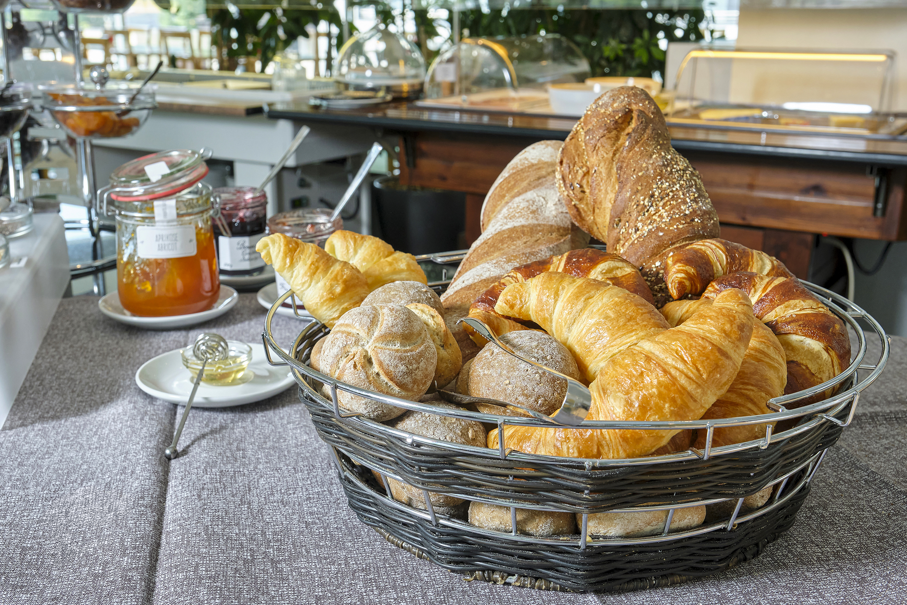 Kern & Sammet bietet Produkte in verschiedenen Convenience-Stufen an: Teiglinge, welche noch gegärt und gebacken werden müssen, die "Jet-Produkte", also vorgegärte Teiglinge, welche nach ca. 40 Min servierbereit sind und vorgebackene Artikel, die in wenigen Minuten genussfertig sind.