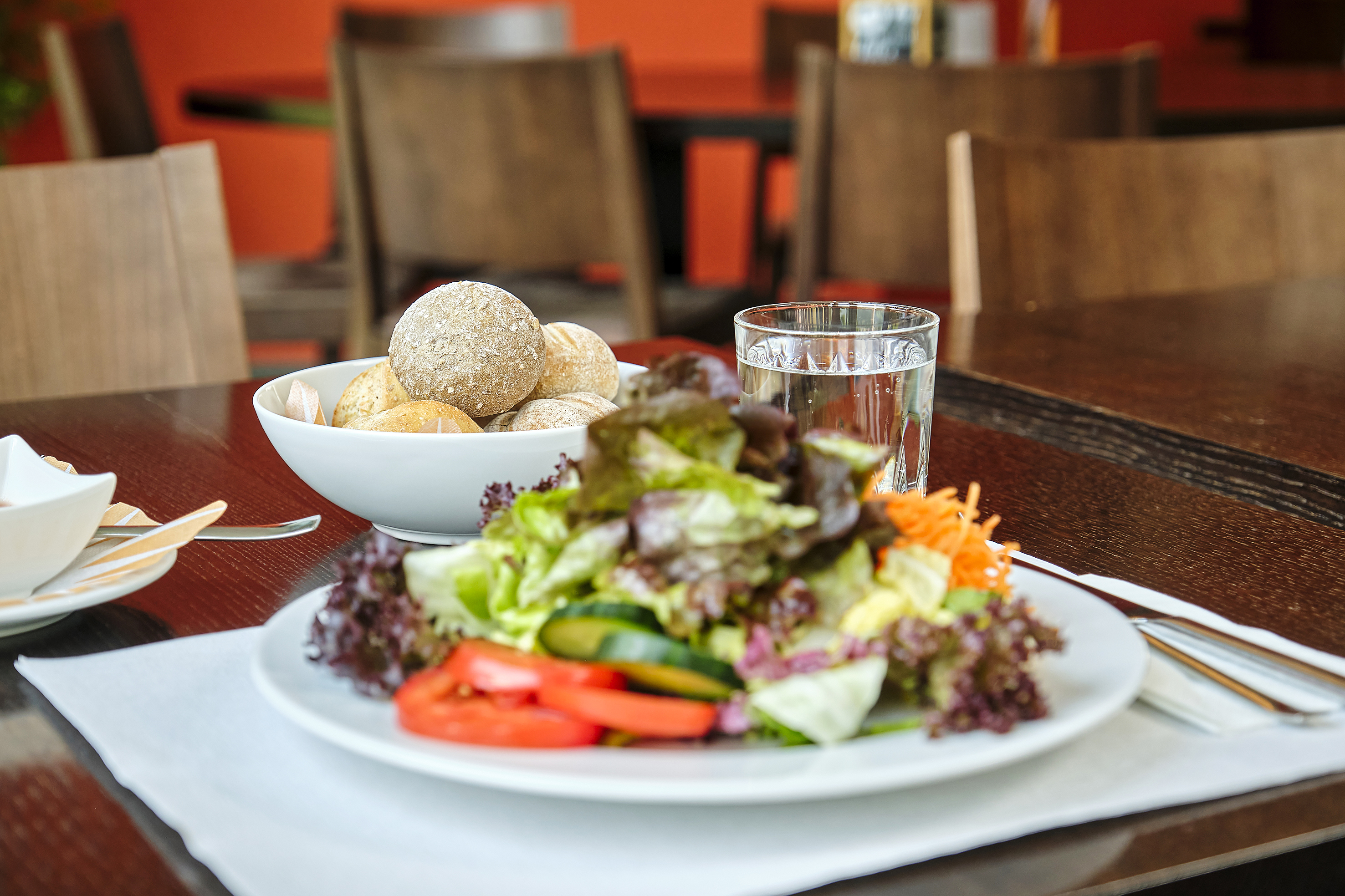 Knusprige Brötchen gibt es auch im Bistro des Swiss Heidi Hotels, etwa zu einem knackigen Salat.