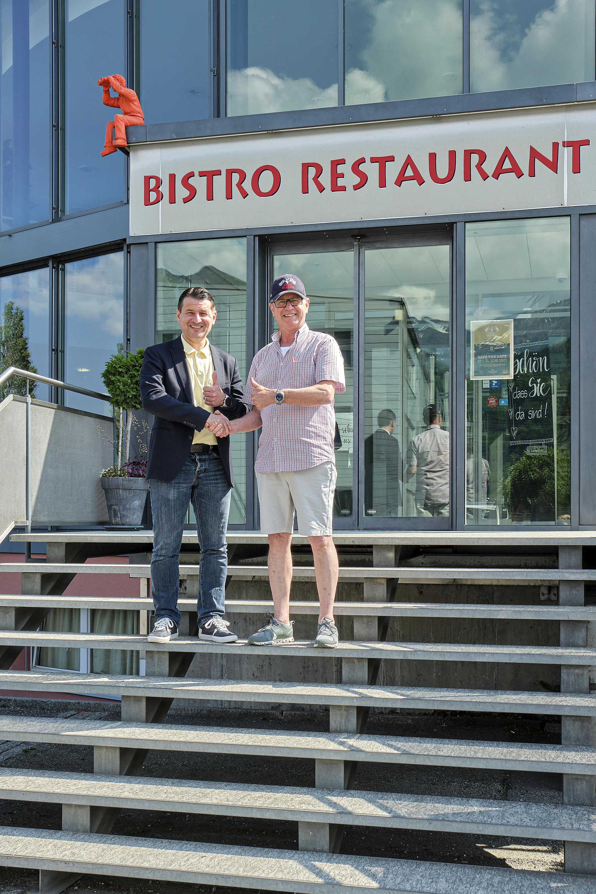 Der bisherige und der neue Geschäftsführer des Swiss Heidi Hotels: Hans-Jörg Good (r.) und Engin Sar, der auf dem bewährten Konzept seines Vorgängers aufbauen will.