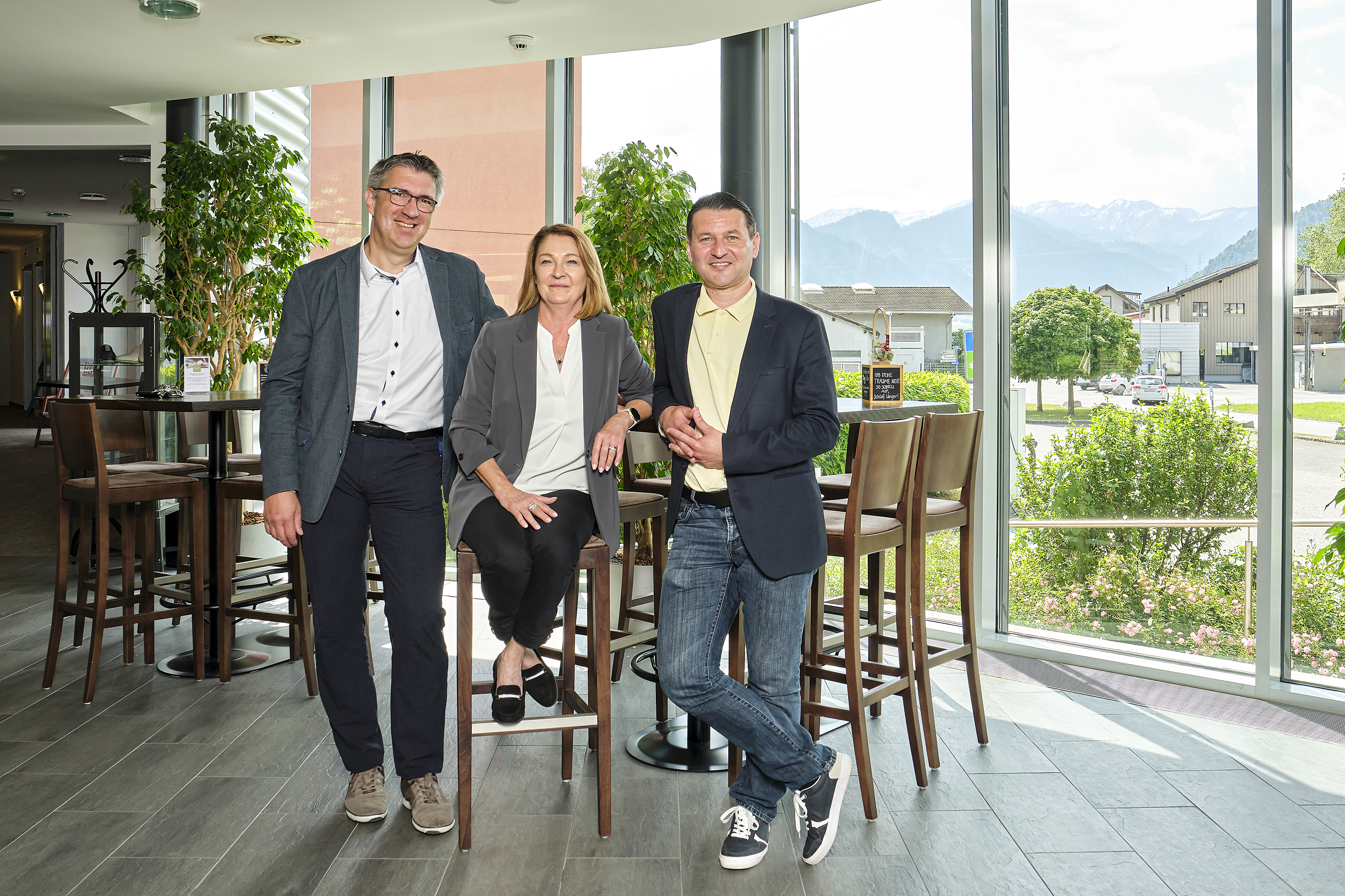 Kern & Sammet arbeitet seit 1993 schweizweit mit 24 Depositären zusammen – ein Konzept, das einem Kleinunternehmen viel Reichweite gewährt. Trotzdem bleibt der Kontakt zu Endkunde und Depositär wichtig (v.l.): Dominik Salzer, Verkaufsleiter von Kern & Sammet, Daniela Elmer, Verkaufsexpertin für die Region Ostschweiz und Engin Sar, seit Anfang Juni CEO des Swiss Heidi Hotels.