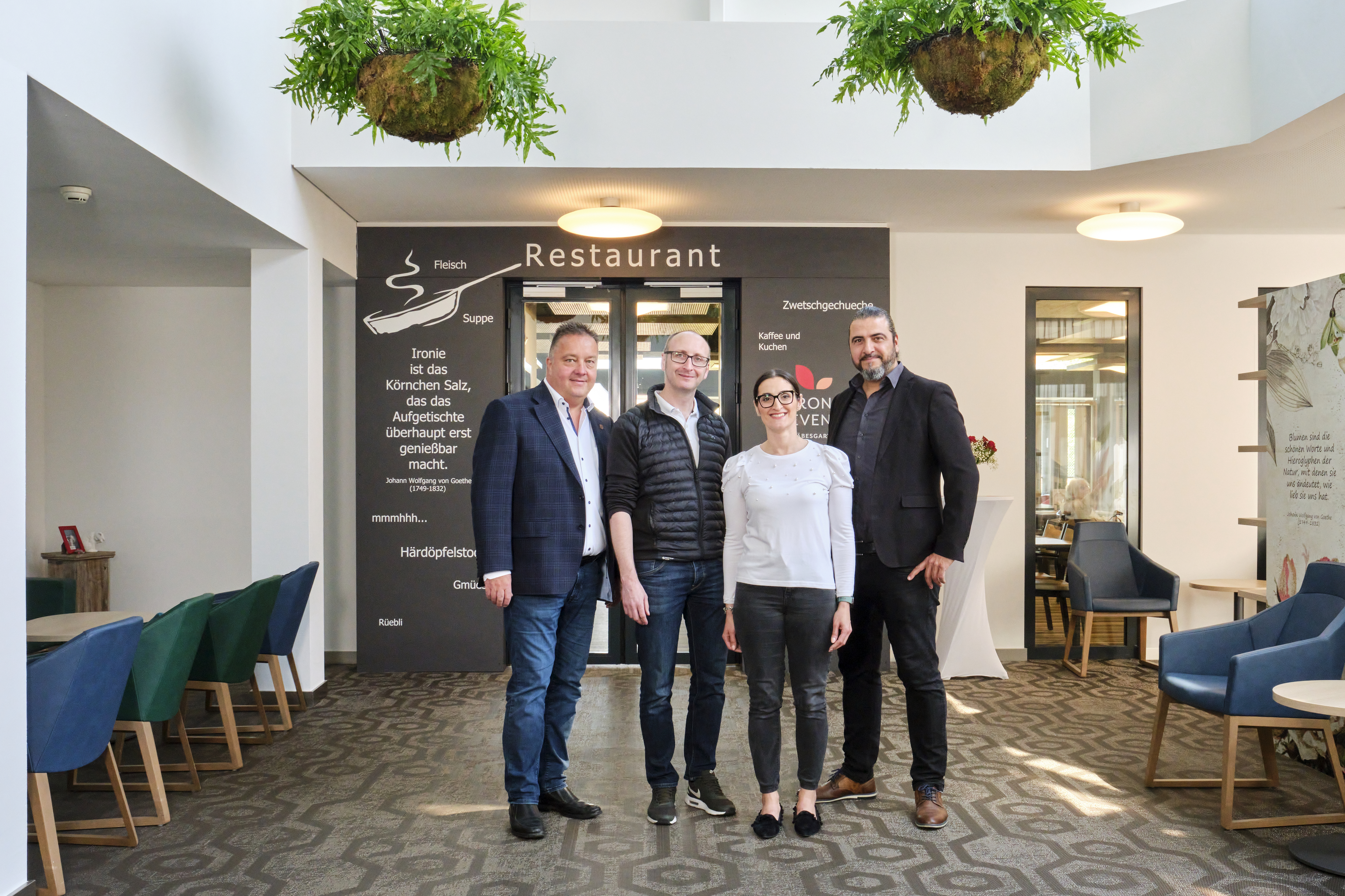Ein eingespieltes Team (v.l.n.r.): Patrik Wiget, Key Account Manager der Pitec AG, Diego Tommasini, Leiter Hotellerie im Läbesgarte, Flavia Fugetti, stellvertretende Leiterin Pflege und Betreuung, sowie Domenico De Luca, neuer Verkaufsberater der Pitec AG.