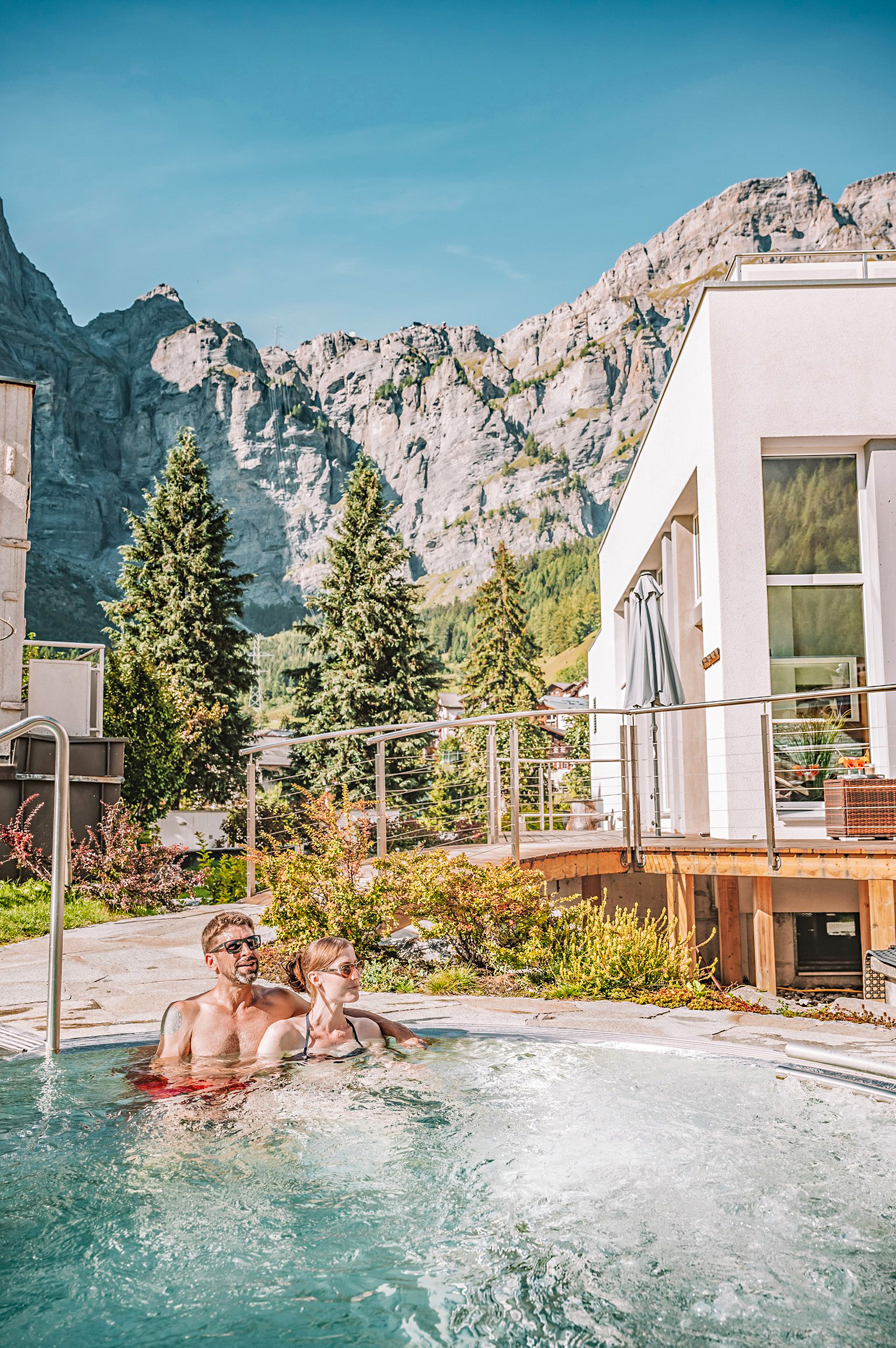 Spa-Genuss und Erholung pur für Körper und Geist: Die Therme 51° gehört zu den wenigen Anbietern in Leukerbad, in dessen Bäder man in den Genuss des einzigartigen Thermalwassers kommt, das erst nach Jahrzehnten seine heilende Wirkung entfacht.