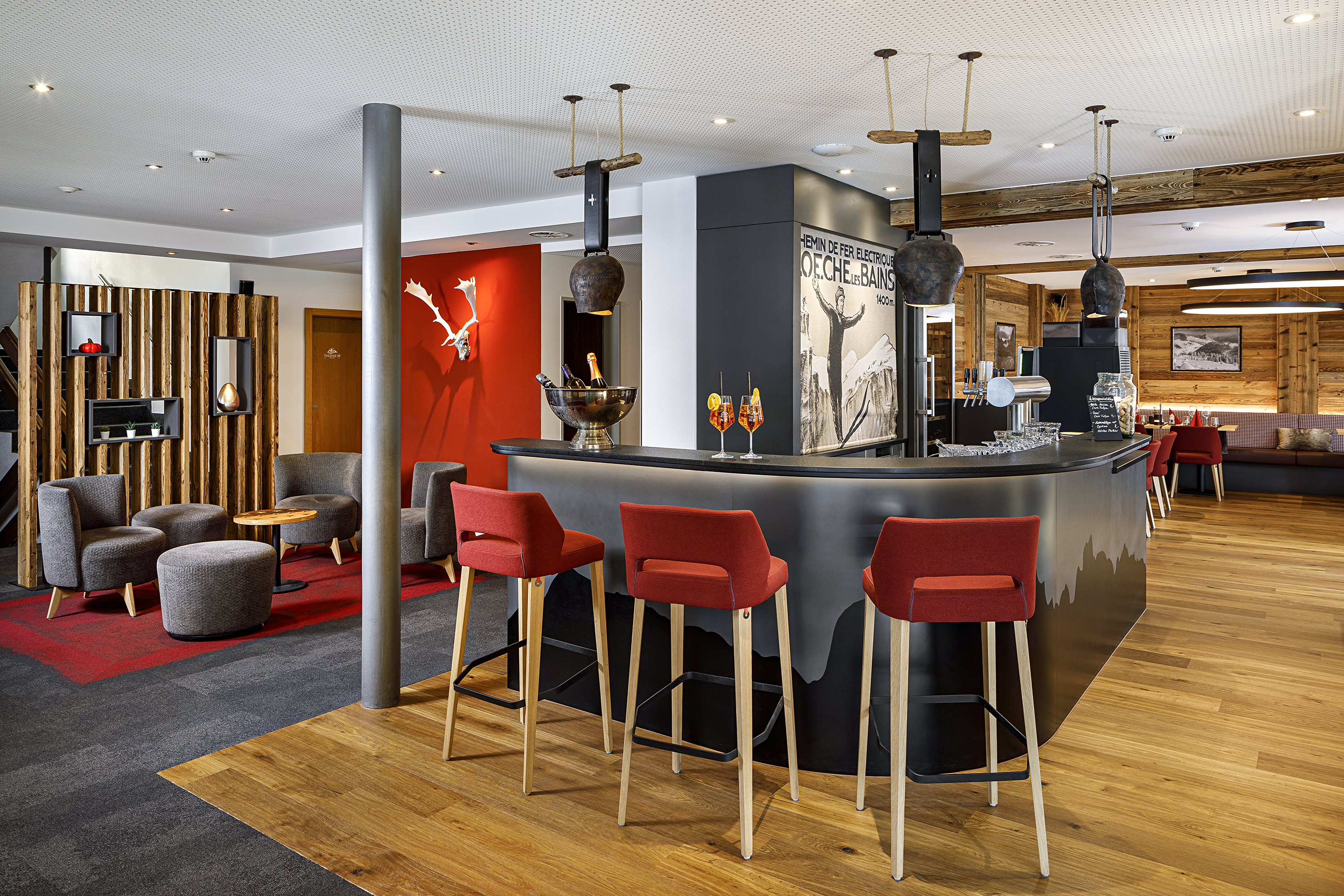 Die zusammen mit dem neuen Restaurant realisierte Bar erlaubt es den Gästen, ihren Abend gemütlich ausklingen zu lassen. Inspiriert durch die umliegende Bergwelt und die Thermal-Oase kreierte beck konzept mit den Gastgebern ein passendes Dekor.