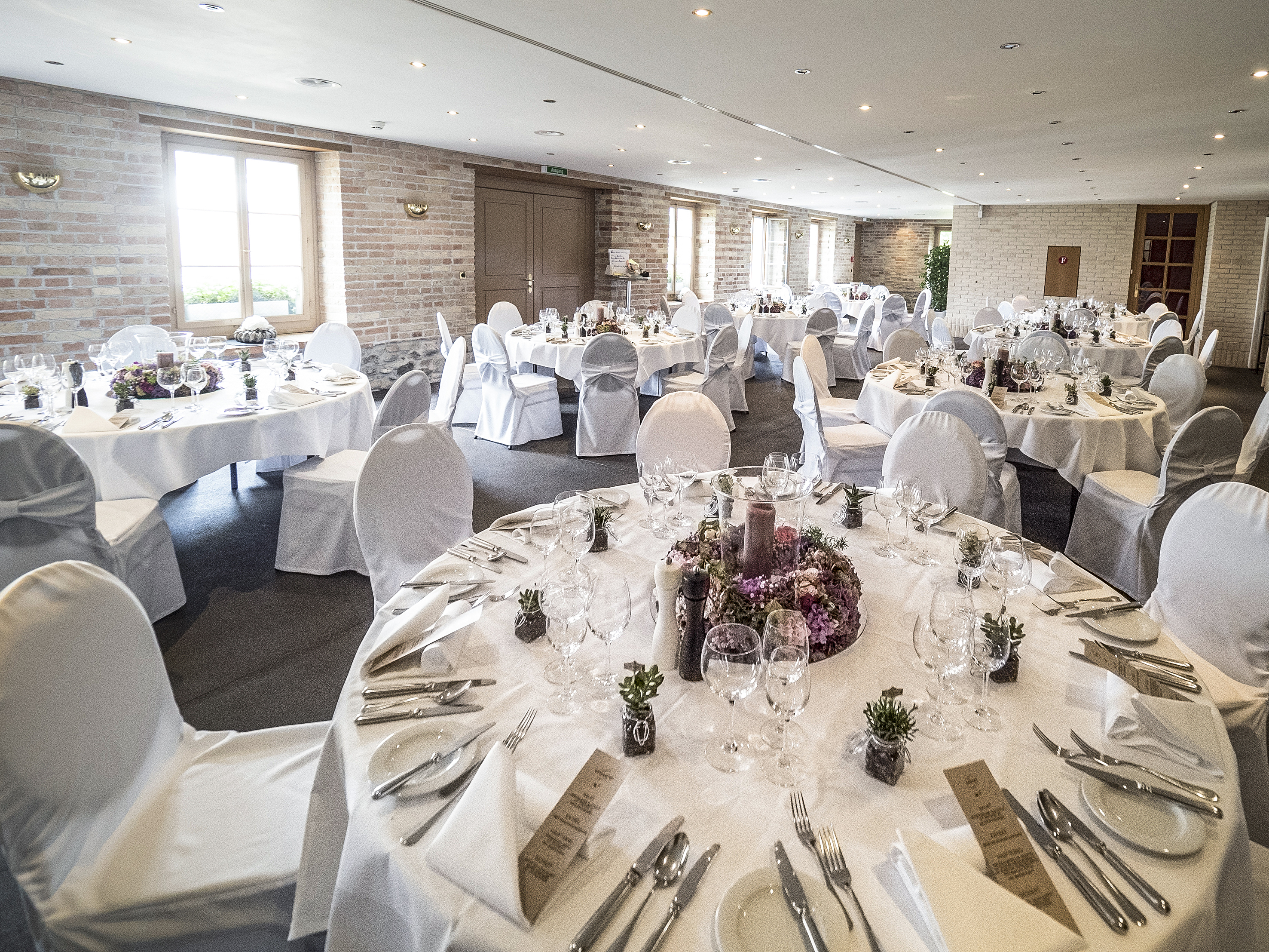 Das perfekte Ambiente für eine einzigartige und exquisite Hochzeitsfeier: Schloss Freudenfels bietet helle, feierliche Räume in verschiedenen Konfigurationen sowie eine Schlosskapelle, eine Schlossterrasse und einen beeindruckenden Rosengarten mit Blick auf Schloss und Bodensee.