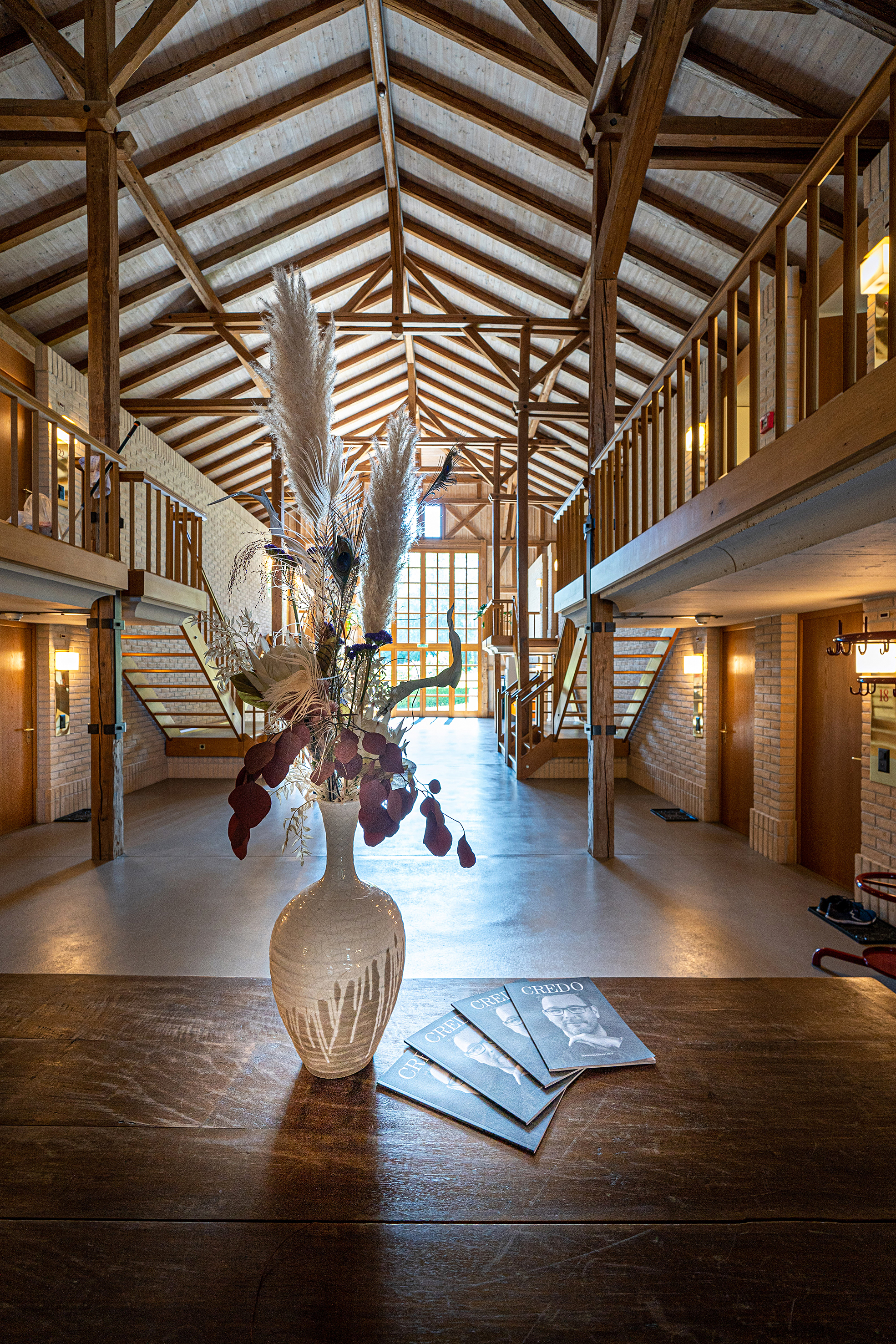 Die etwas andere Hotelanlage mit komfortablen, modern eingerichteten Zimmern, die sich sowohl in der «Schüür» als auch im «Wyberhuus» wiederfinden. Die Hotelanlage wird jeweils an Ostern und in den Monaten Juli und August für die breite Öffentlichkeit geöffnet. Insbesondere naturverbundene Gäste aus der Schweiz nutzen das exquisite Angebot gerne.