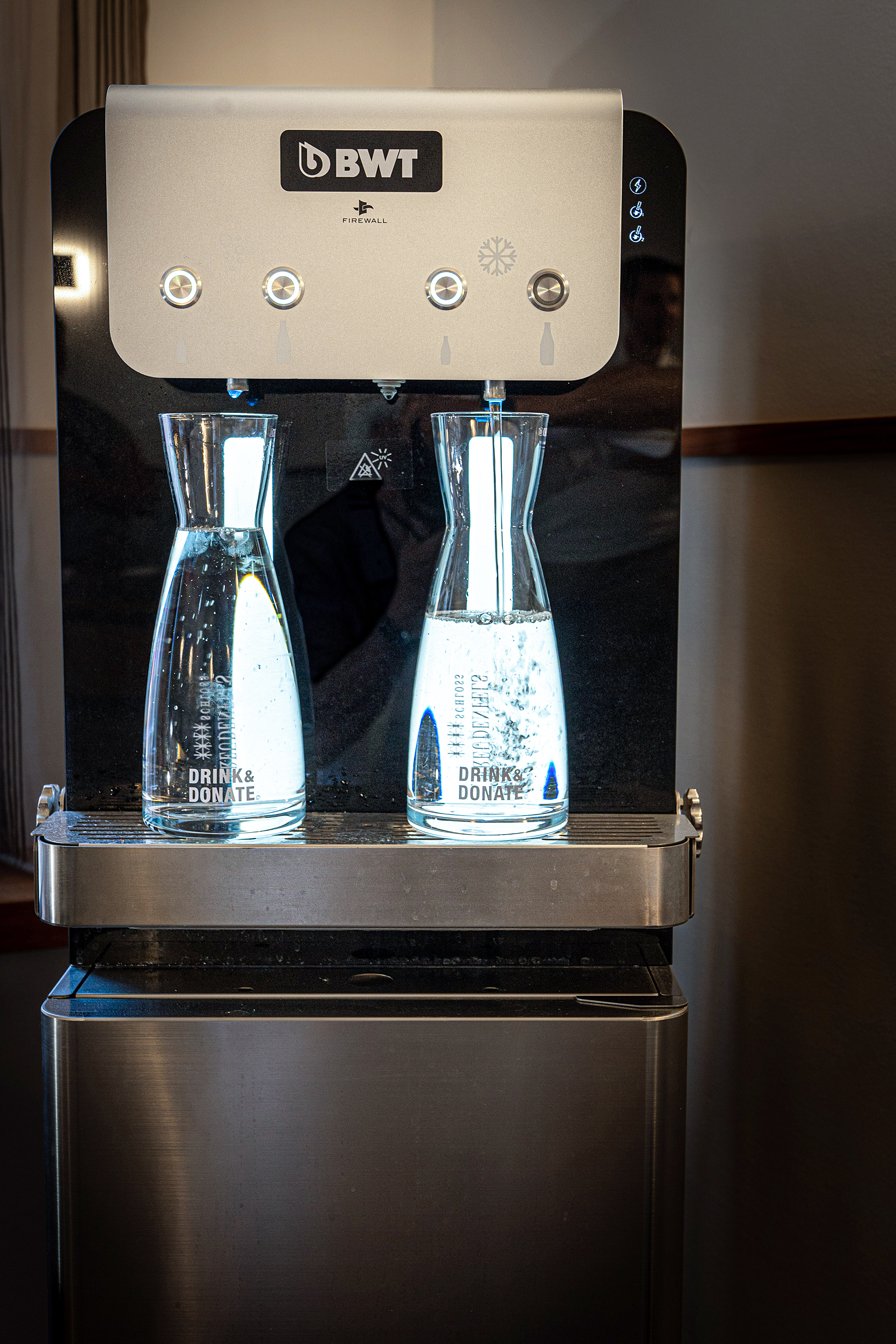 Ob als Tischgerät oder Standmodell: Die aus Edelstahl gefertigte BWT WasserBar 100 kann auf Theken und in Küchenzeilen eingesetzt werden, genauso wie in Foyers beispielsweise in gewerblichen Räumlichkeiten.