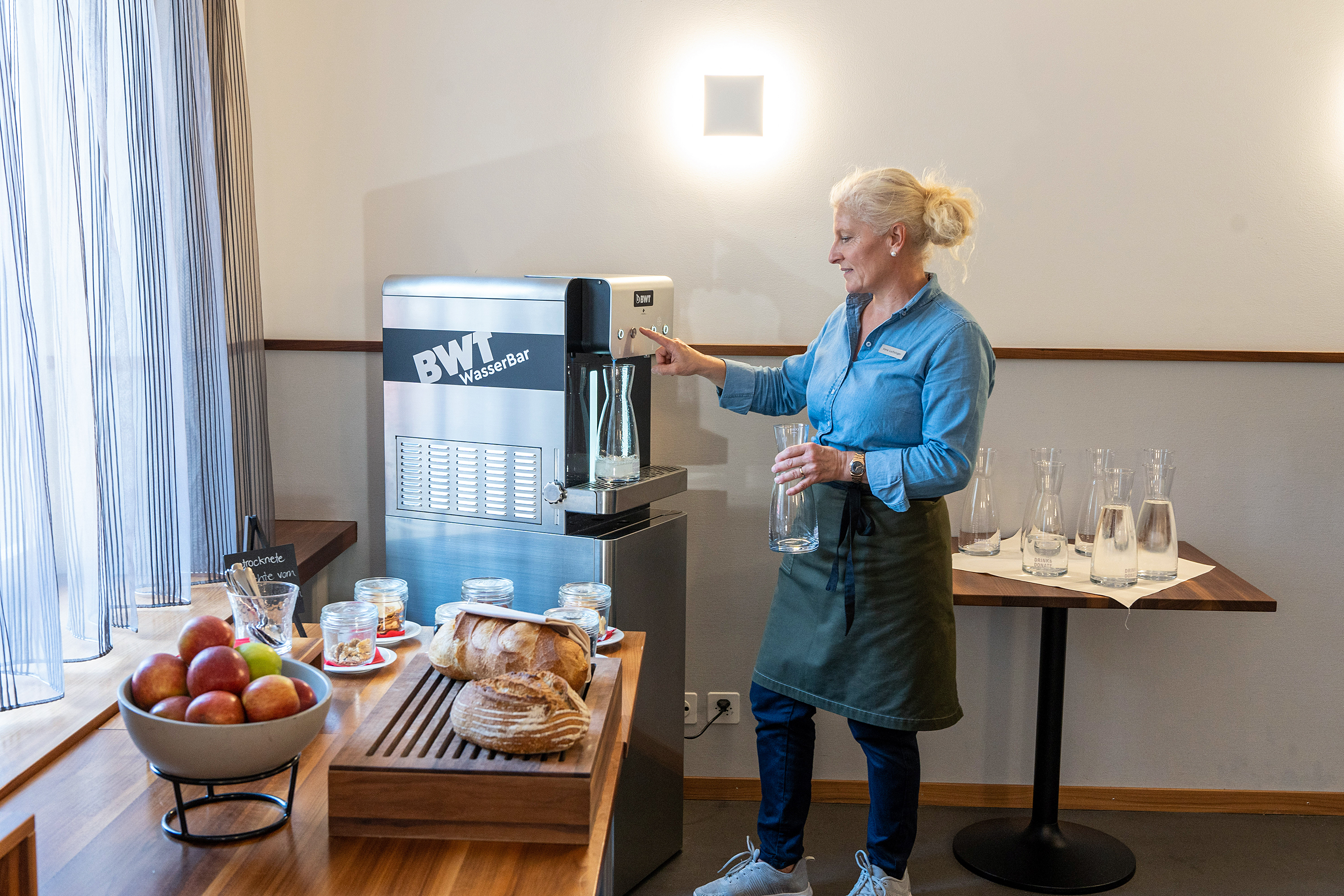 Einfaches und schnelles Handling ist mit den BWT WasserBars gegeben: Das zeigt das Beispiel im Schloss Freudenfels, wo Gäste wie Mitarbeitende im Frühstücksbereich sich mit bestem Leitungswasser selbst bedienen können.