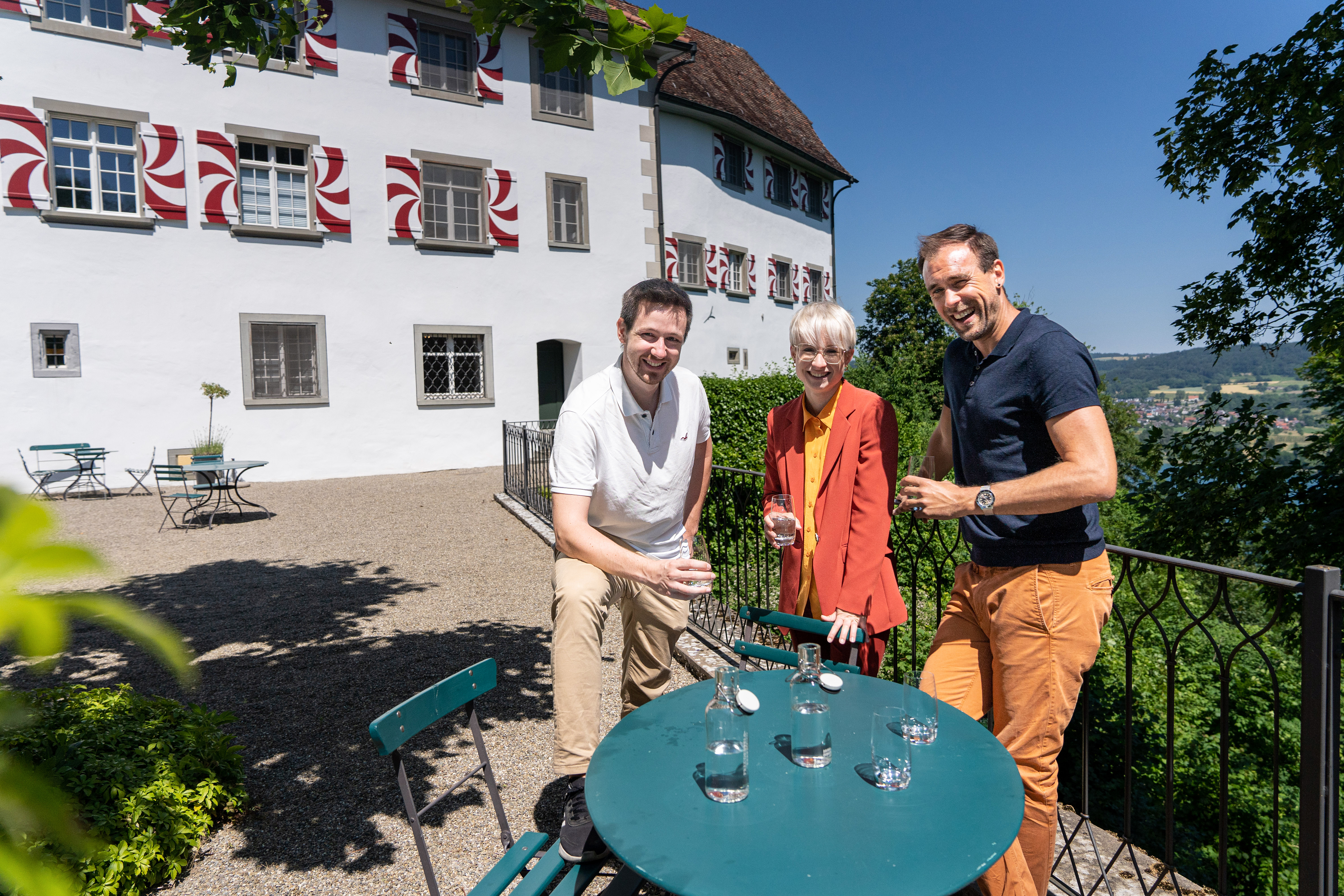 Die passende Lösung gesucht und gemeinsam die passende Lösung für die Bedürfnisse von Schloss Freudenfels gefunden: Michèle Warna, Gastgeberin im Schloss Freudenfels, durfte auf die Expertise von den BWT-Mitarbeitenden Alain Sütterlin (Leiter Marketing) und Cyril Salzmann (Leiter Verkauf BWT WasserBar) setzen.