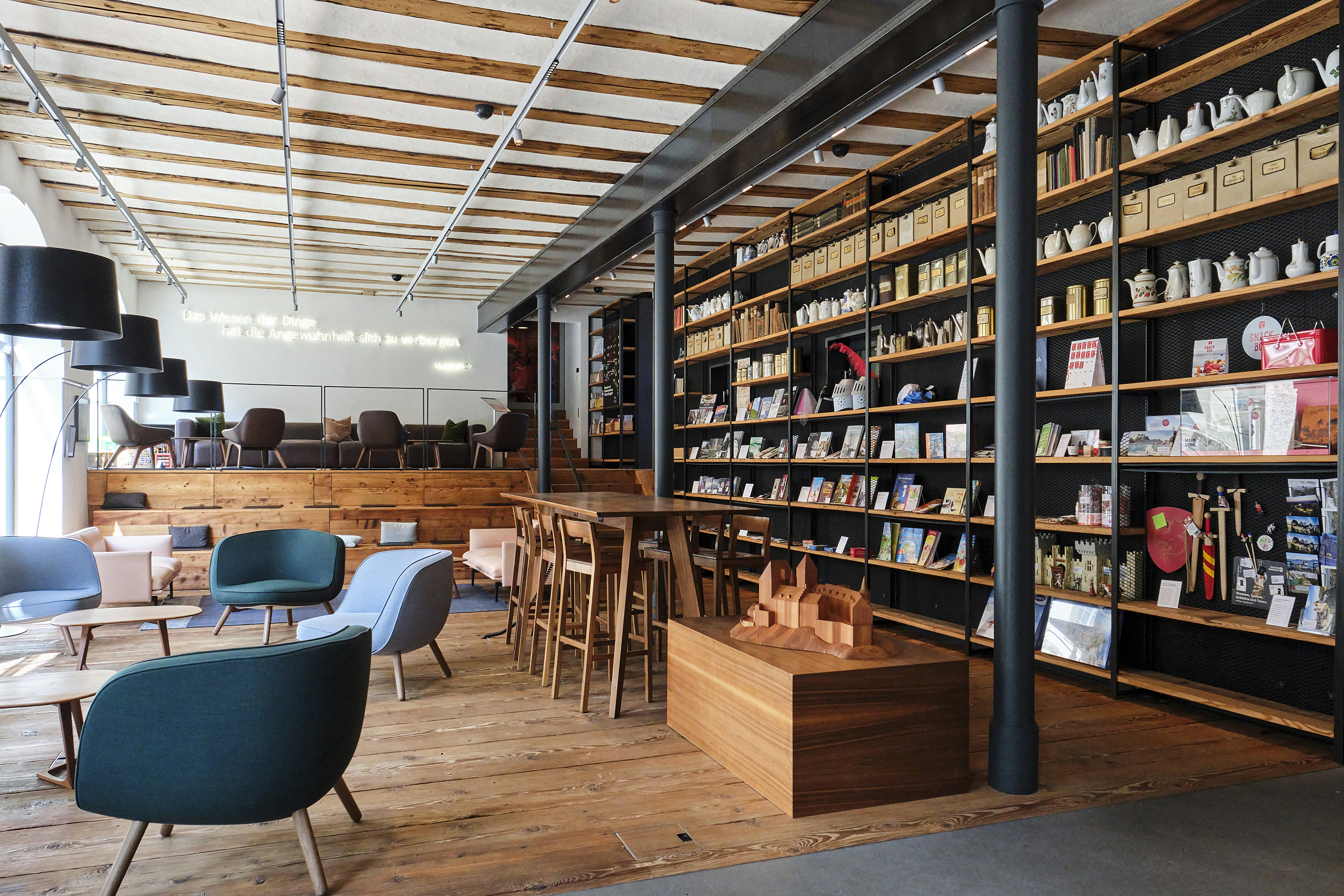 Sieht so eine Jugendherberge aus? Ja, im Schloss Burgdorf zum Beispiel – mit direktem Anschluss ans Museum, das die Geschichte von Schloss, Region und von weltweiten Zusammenhängen erzählt.