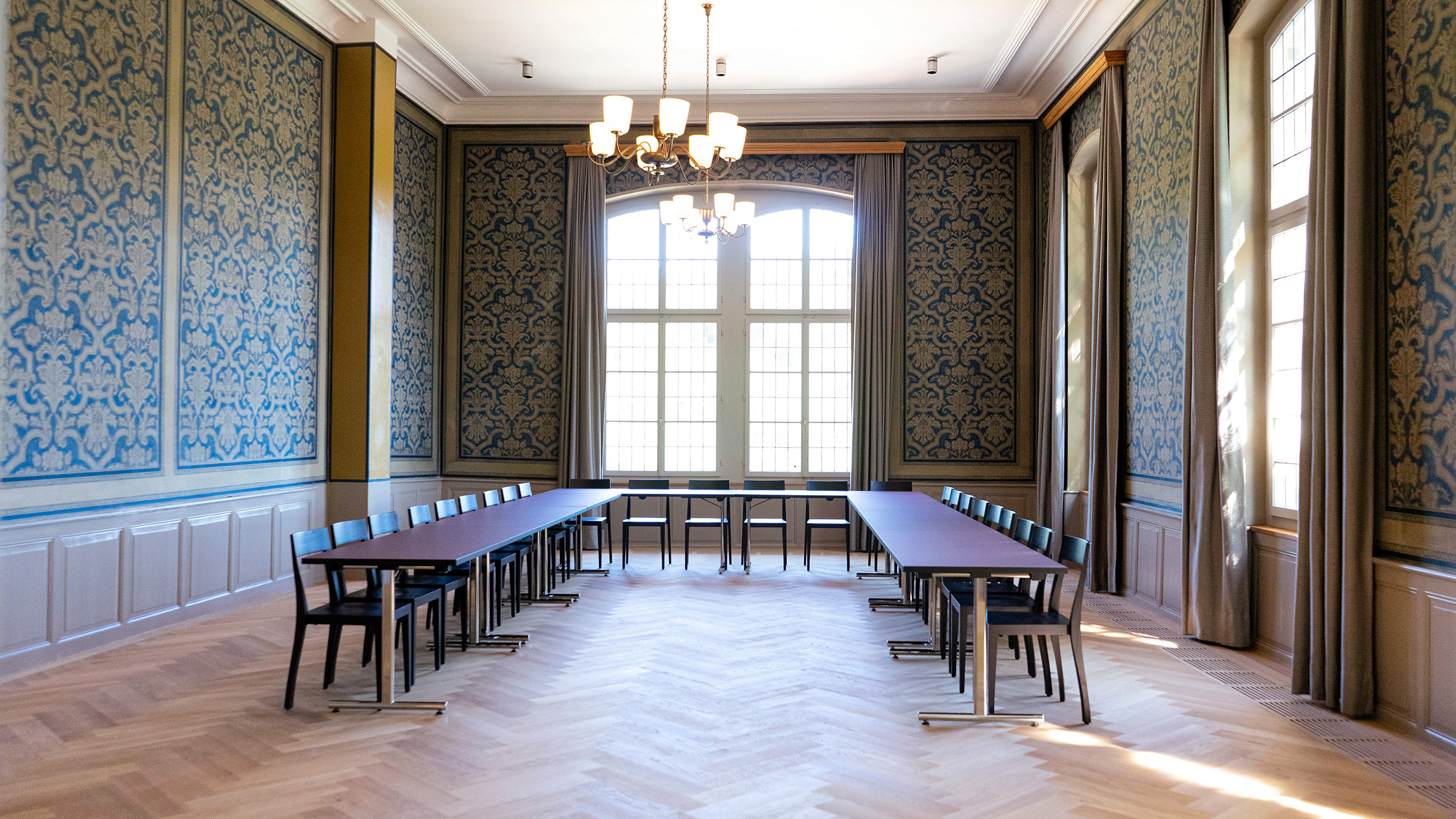 Der Assinensaal mit Empore und Platz für 80 Personen: Wo früher gerichtet wurde, wird jetzt gefeiert, getagt oder wenn es eng wird auch mal das Abendbuffet für die Halbpensionsgäste der Jugendherberge angerichtet.