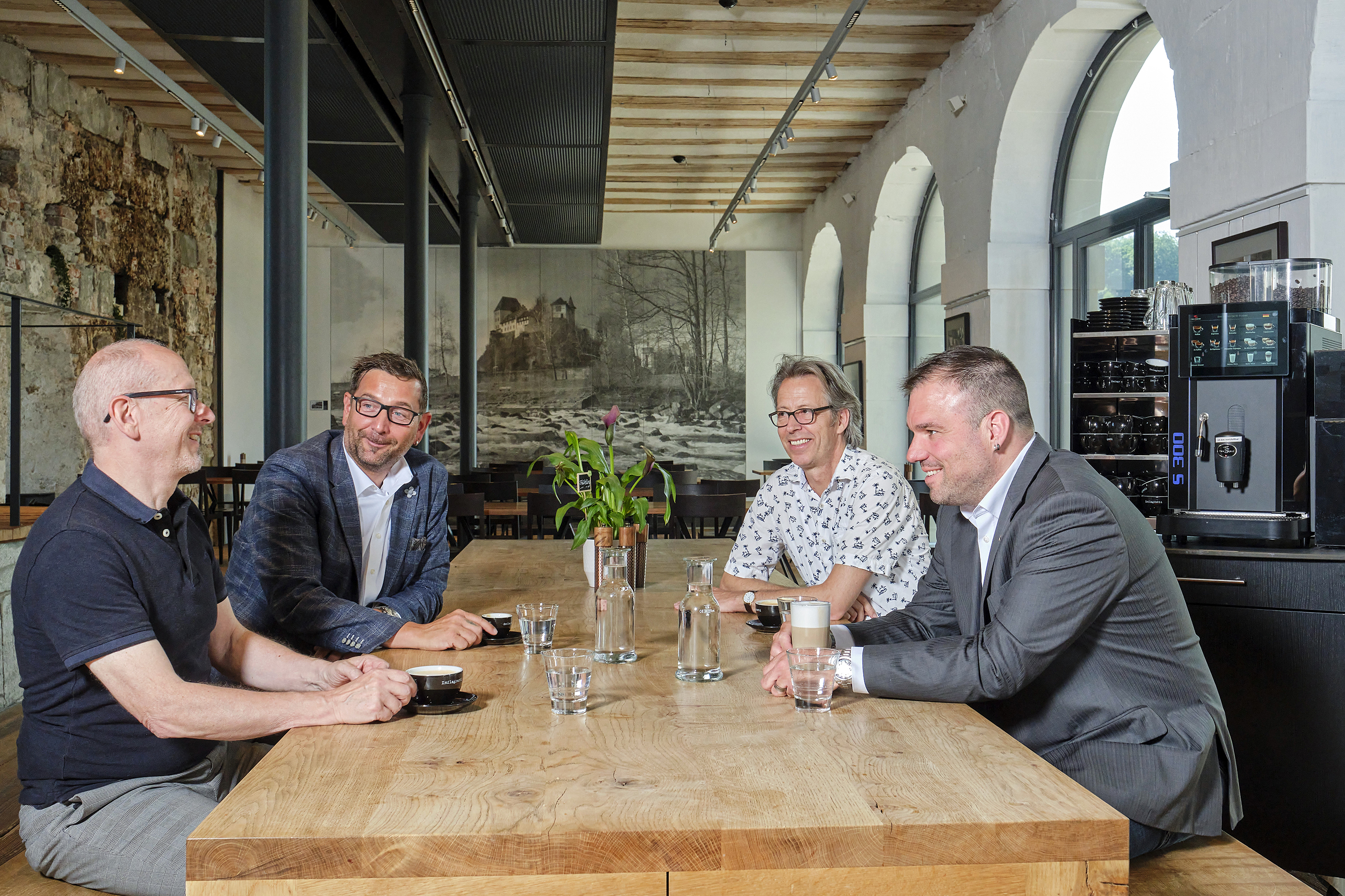 Leistungsstarke Geräte, zuverlässiger Service und Produktionsstandort Schweiz: Letztlich sprachen viele Gründe für Rex-Royal: Henri Gabathuler, Hostel Manager der Jugendherberge Schloss Burgdorf (1.v.l.), Patrick Lerch, Verkaufsberater bei Rex-Royal, sitzen Beat Duss (1.v.r.), ebenfalls Verkaufsberater, und Kurt Schempp, Leiter Projekte und Entwicklung der Schweizer Jugendherbergen, gegenüber.