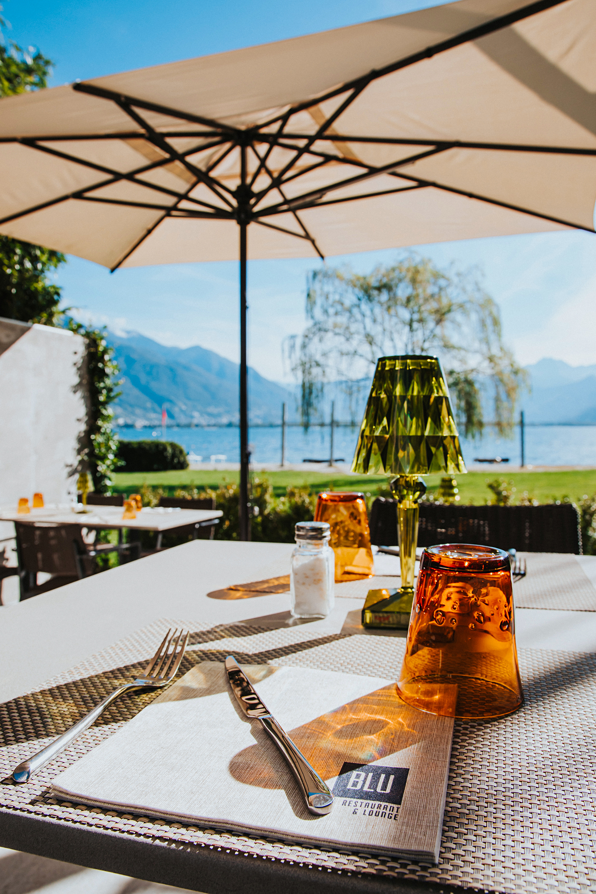 Die Aussenterrasse bietet eine grandiose Aussicht auf den Lago Maggiore.