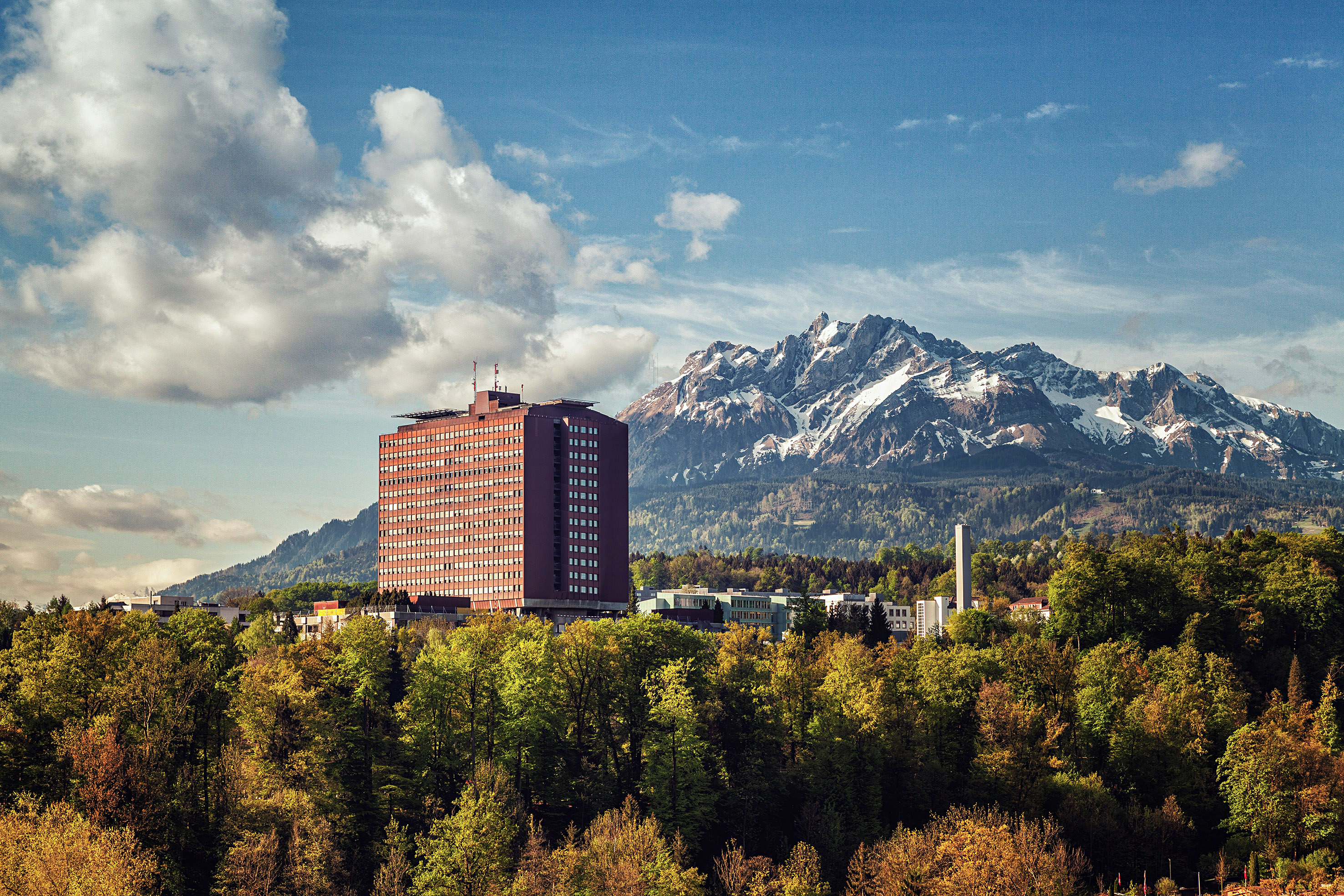 Das Luzerner Kantonsspital mit dem Pilatus im Hintergrund.