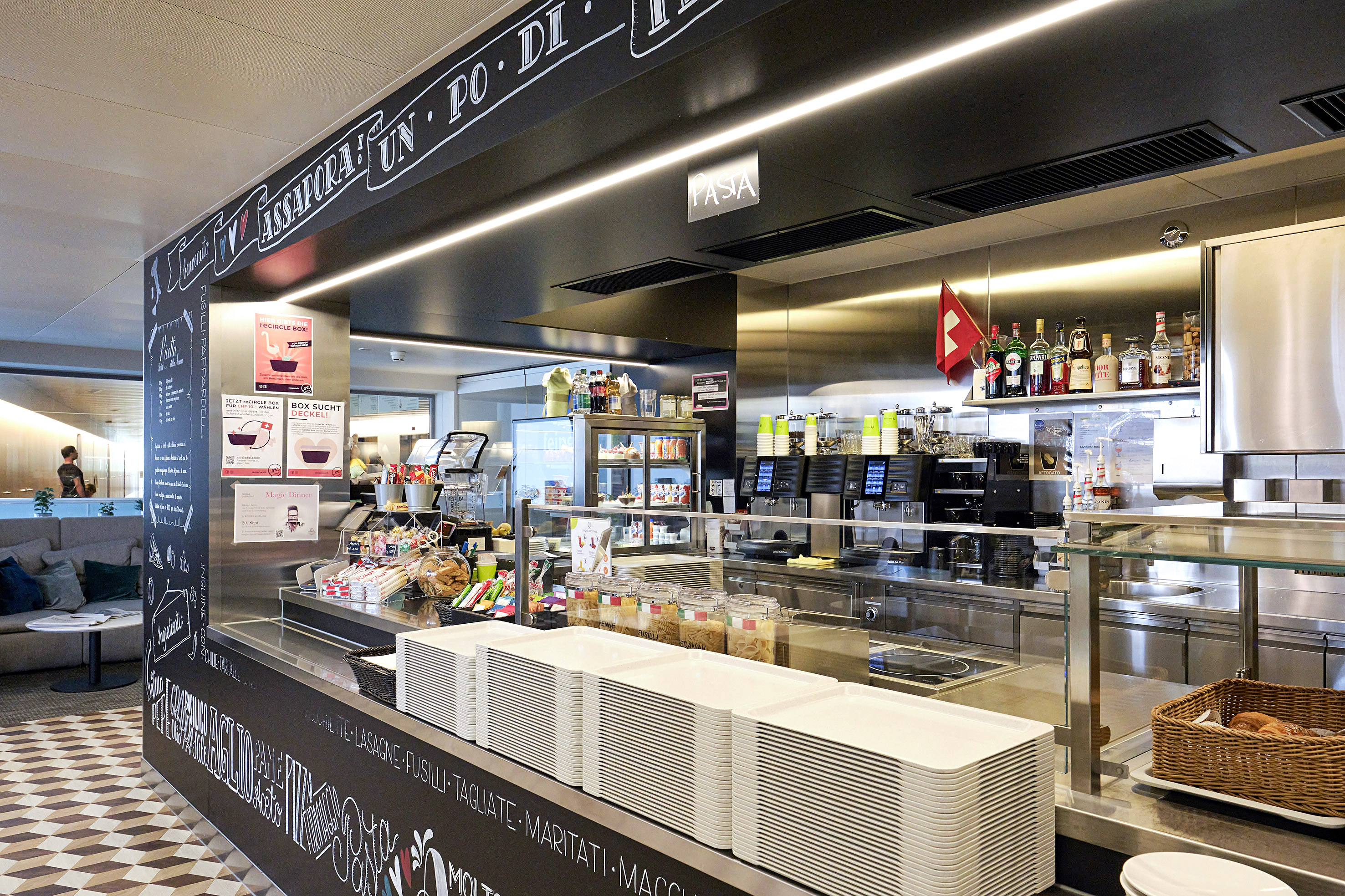 Italienisches Flair im Luzerner Kantonsspital: Das «Azzurro» punktet mit Pizza und Pasta. Jedes der Restaurants hebt sich auch optisch von der Spitalumgebgung ab.